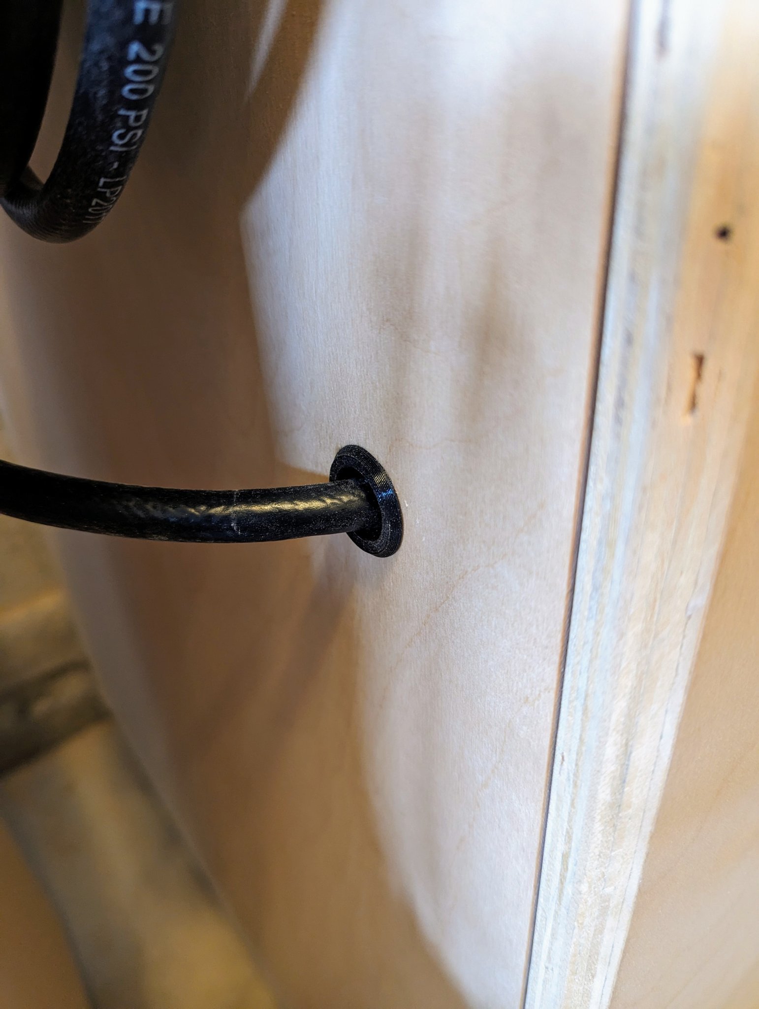 Lỗ thông hơi cho ống khí nén qua ván ép 3/4