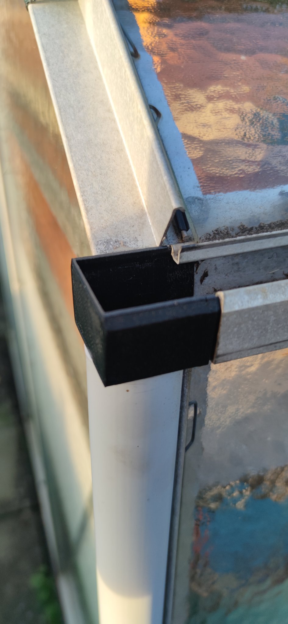 Nắp đầu ống thoát nước và kết nối ống rãnh cho nhà kính