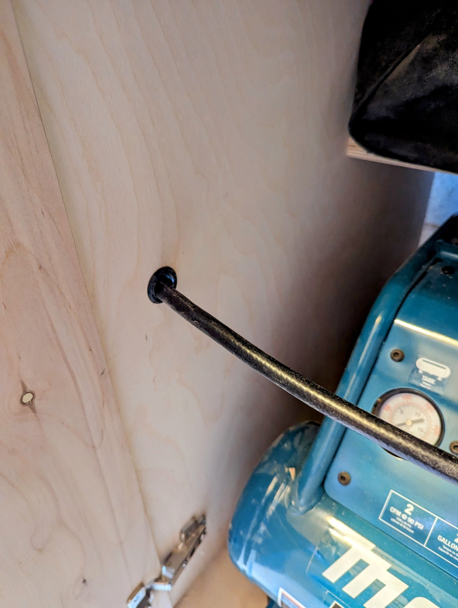 Lỗ thông hơi cho ống khí nén qua ván ép 3/4