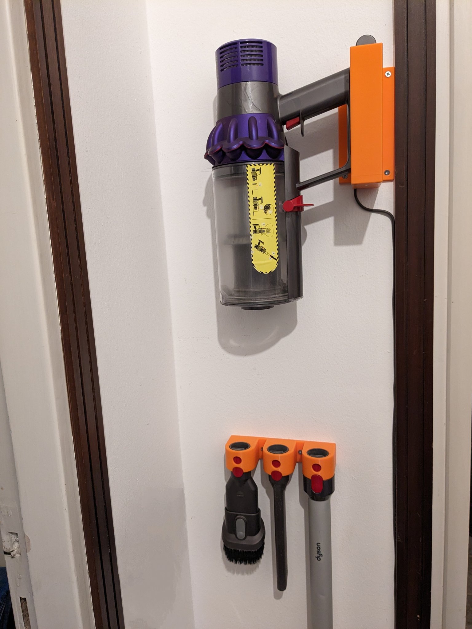 Giá treo tường tiết kiệm không gian Dyson SV12 với bộ sạc điện