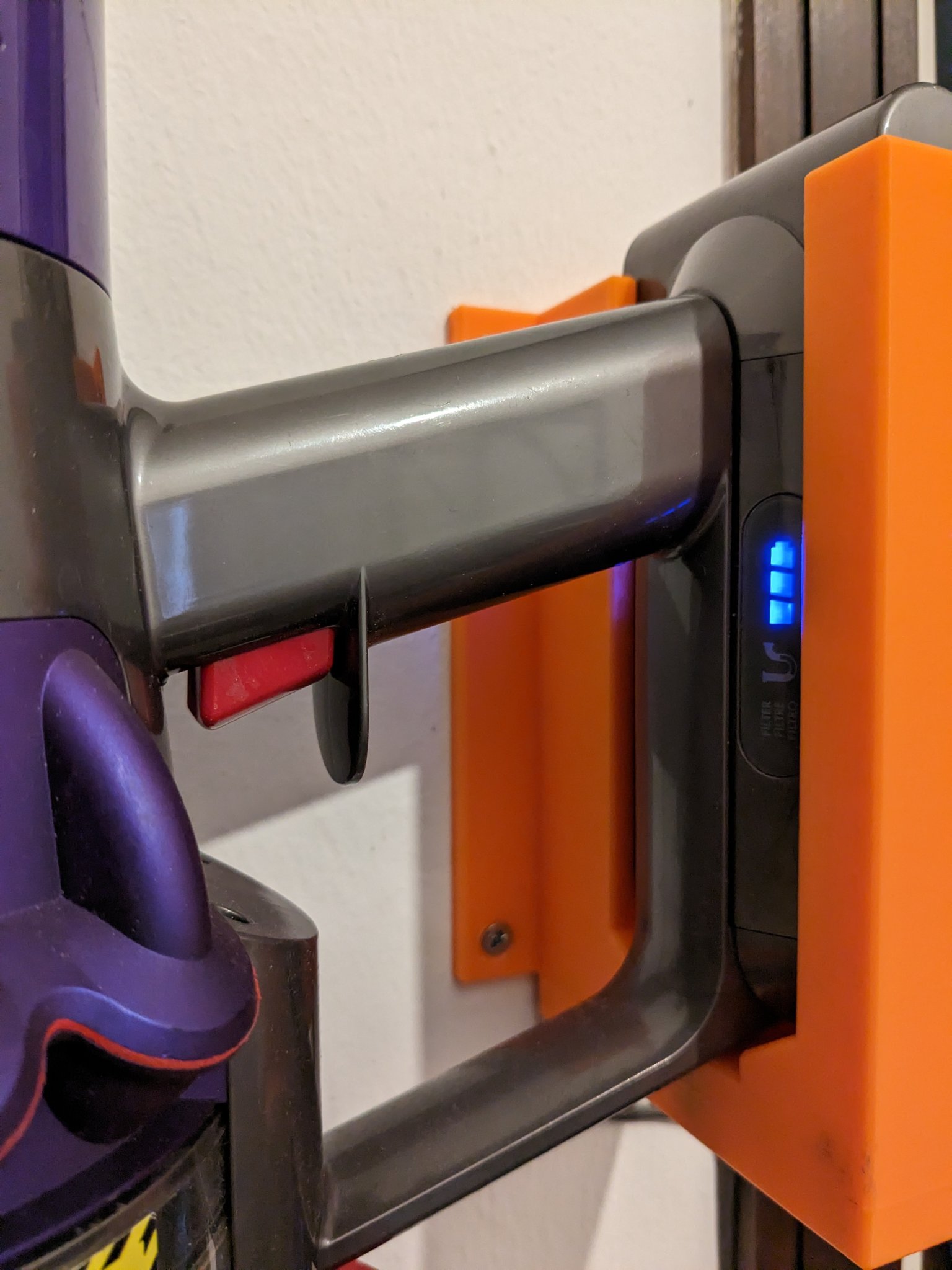 Giá treo tường tiết kiệm không gian Dyson SV12 với bộ sạc điện