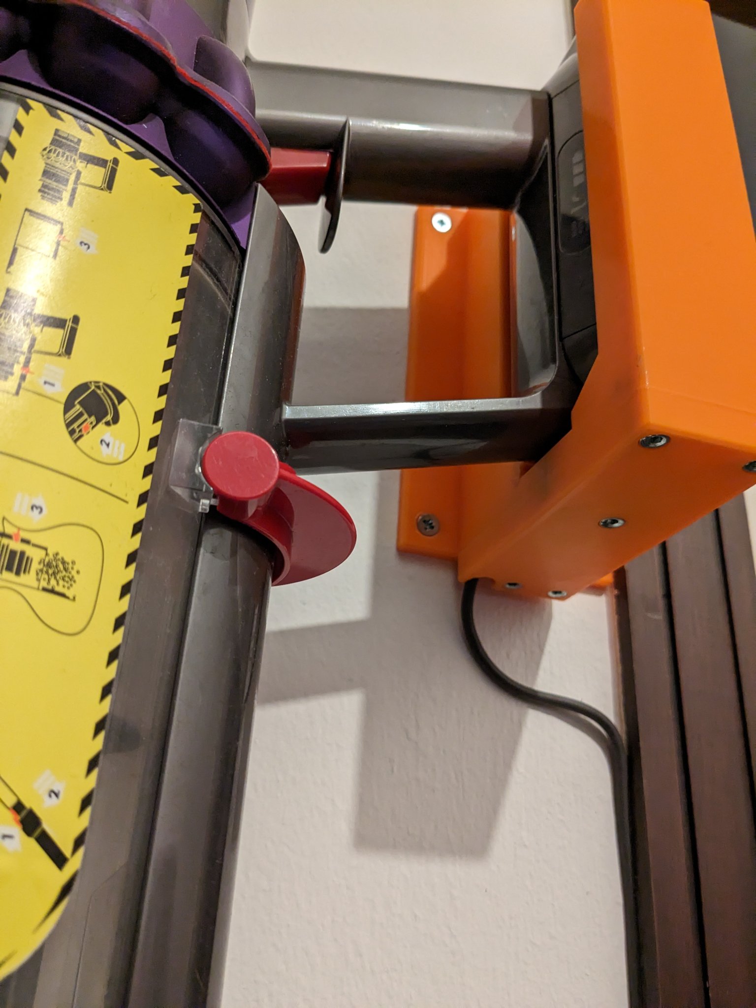 Giá treo tường tiết kiệm không gian Dyson SV12 với bộ sạc điện