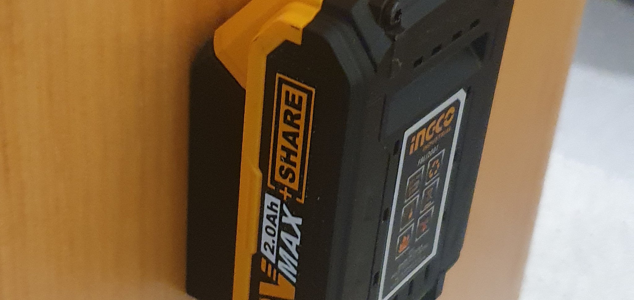 Giá đỡ pin INGCO 20V cho xưởng làm việc