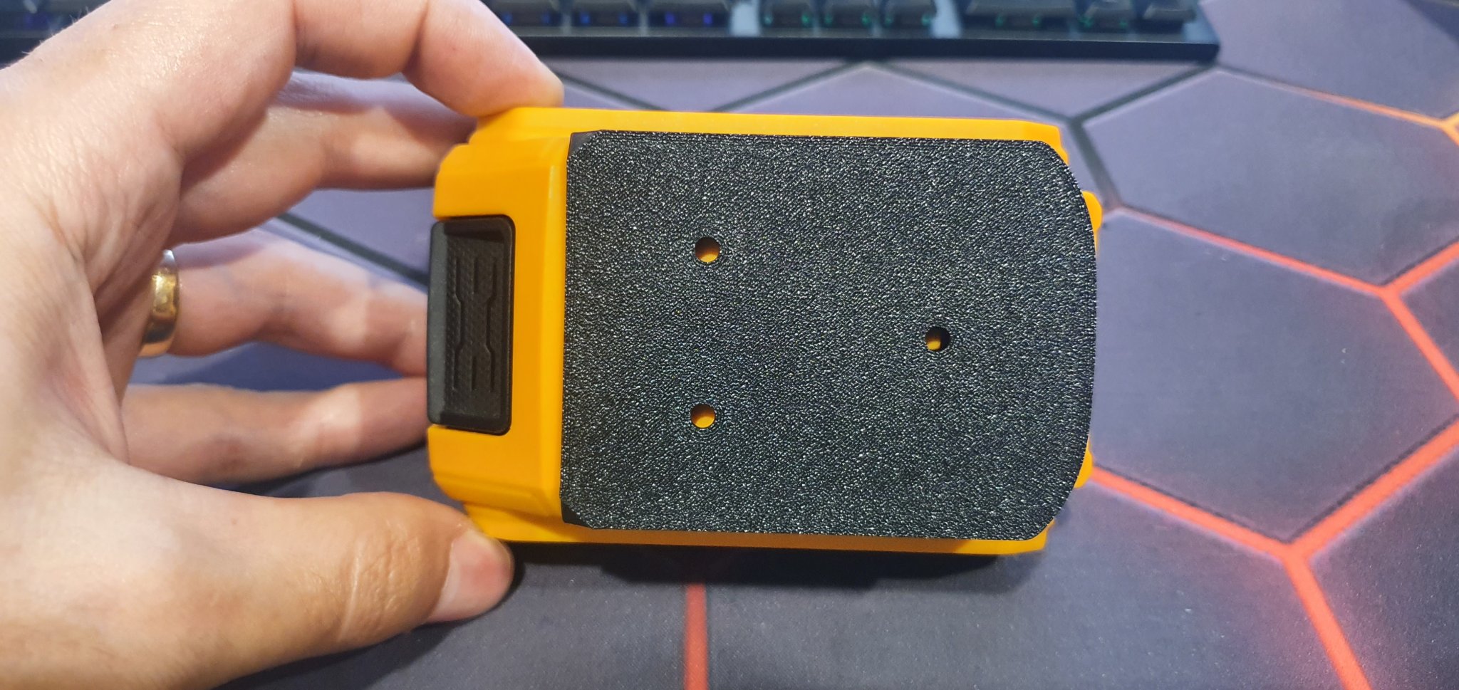 Giá đỡ pin INGCO 20V cho xưởng làm việc