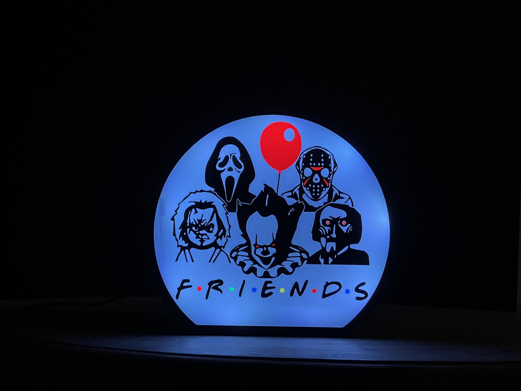 Hộp đèn bạn bè phim kinh dị với nhân vật yêu thích