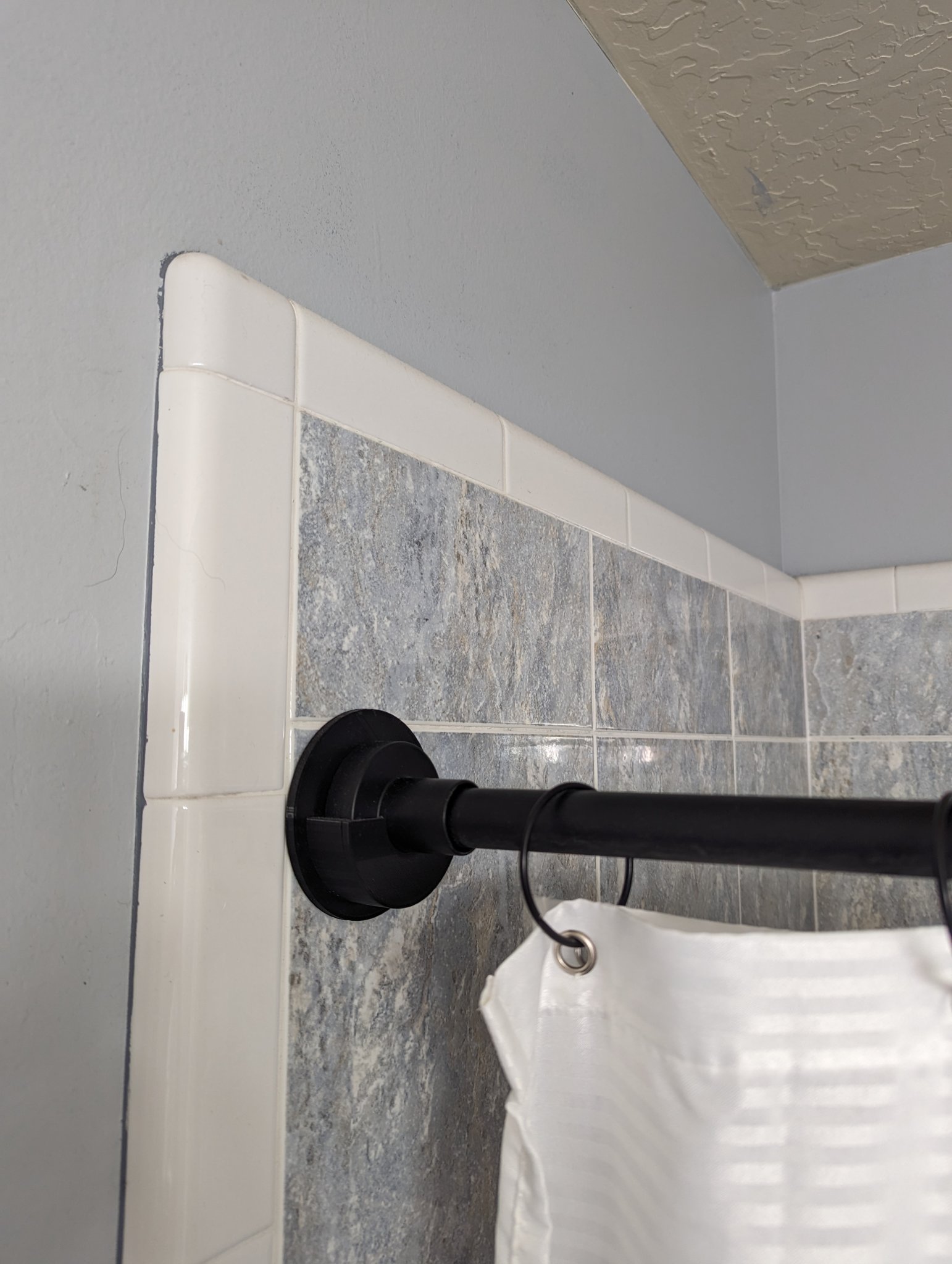 Giá đỡ thanh rèm tắm chống rơi hiệu quả