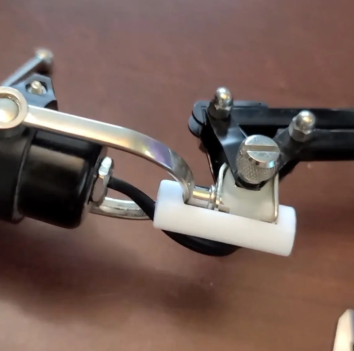 Kẹp sửa chữa đèn IKEA Forsa cho đầu đèn chắc chắn