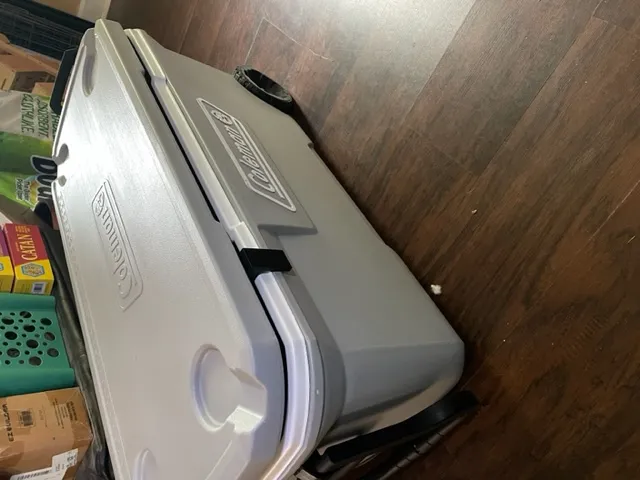 Cái chêm giữ nắp mở cho thùng đá Coleman 100qt 5 ngày