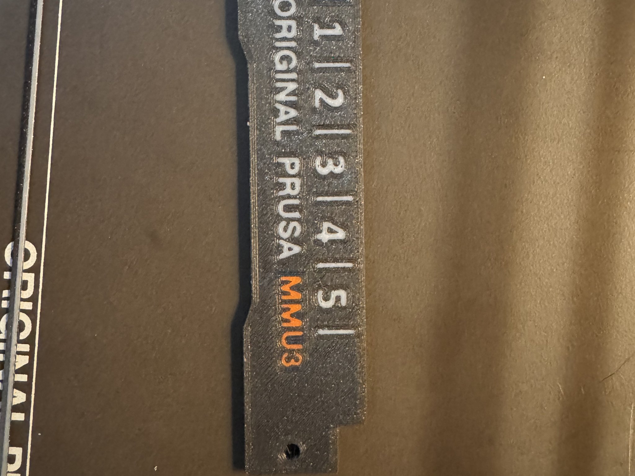 Bảng nhãn MMU3 với chữ cái cá nhân và màu sắc đôi