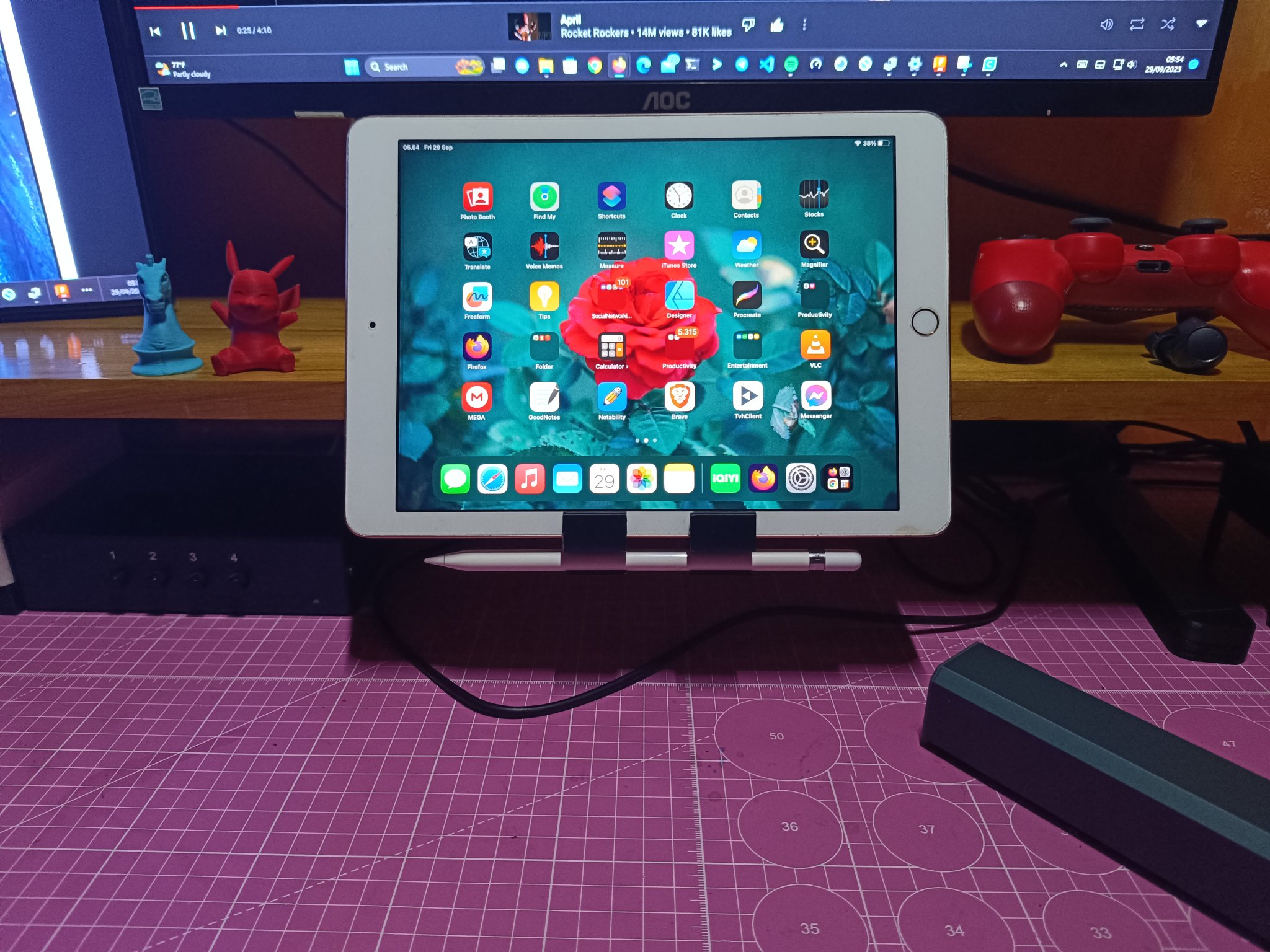 Giá đỡ điện thoại và máy tính bảng cho bàn làm việc