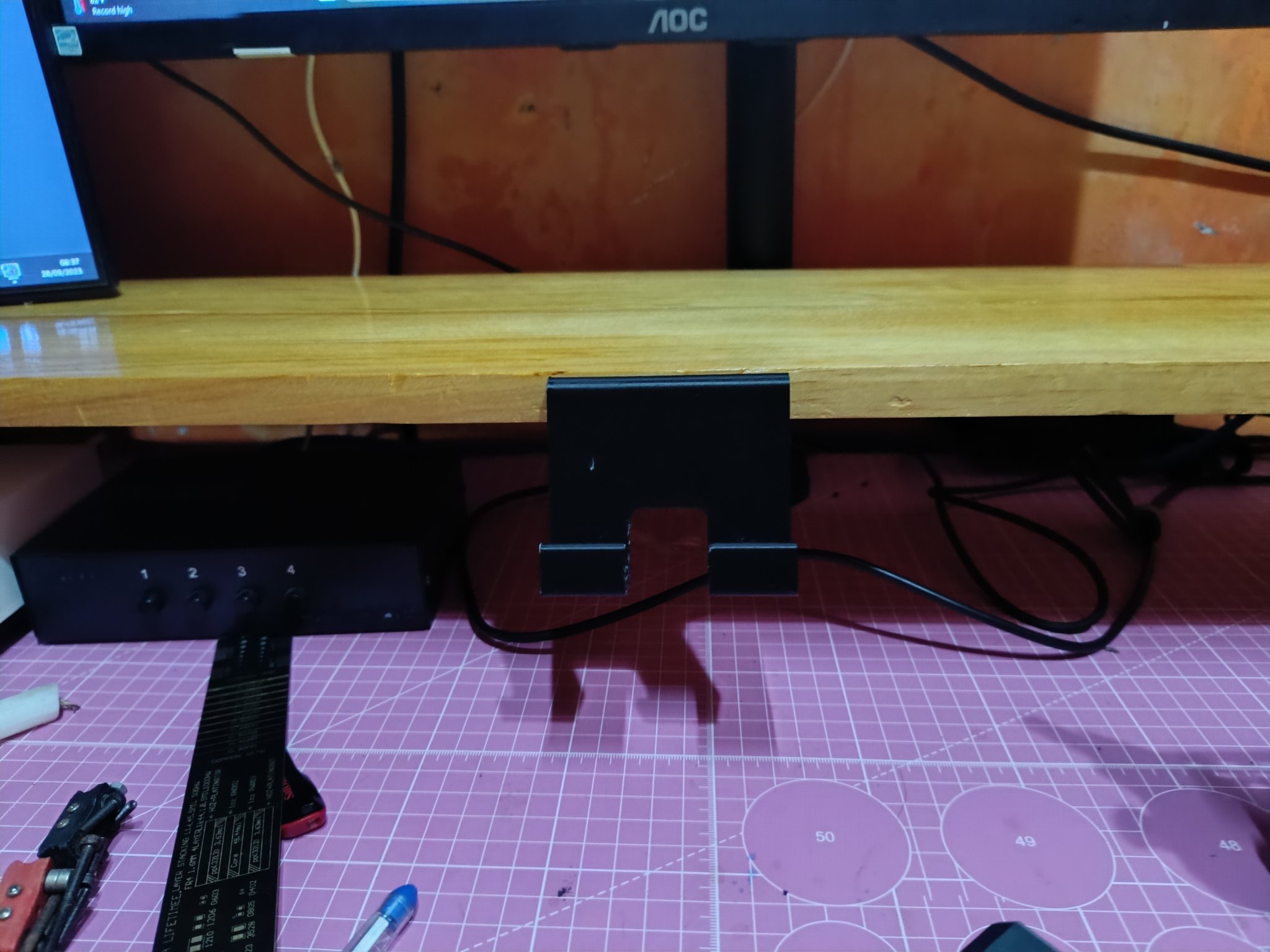 Giá đỡ điện thoại và máy tính bảng cho bàn làm việc