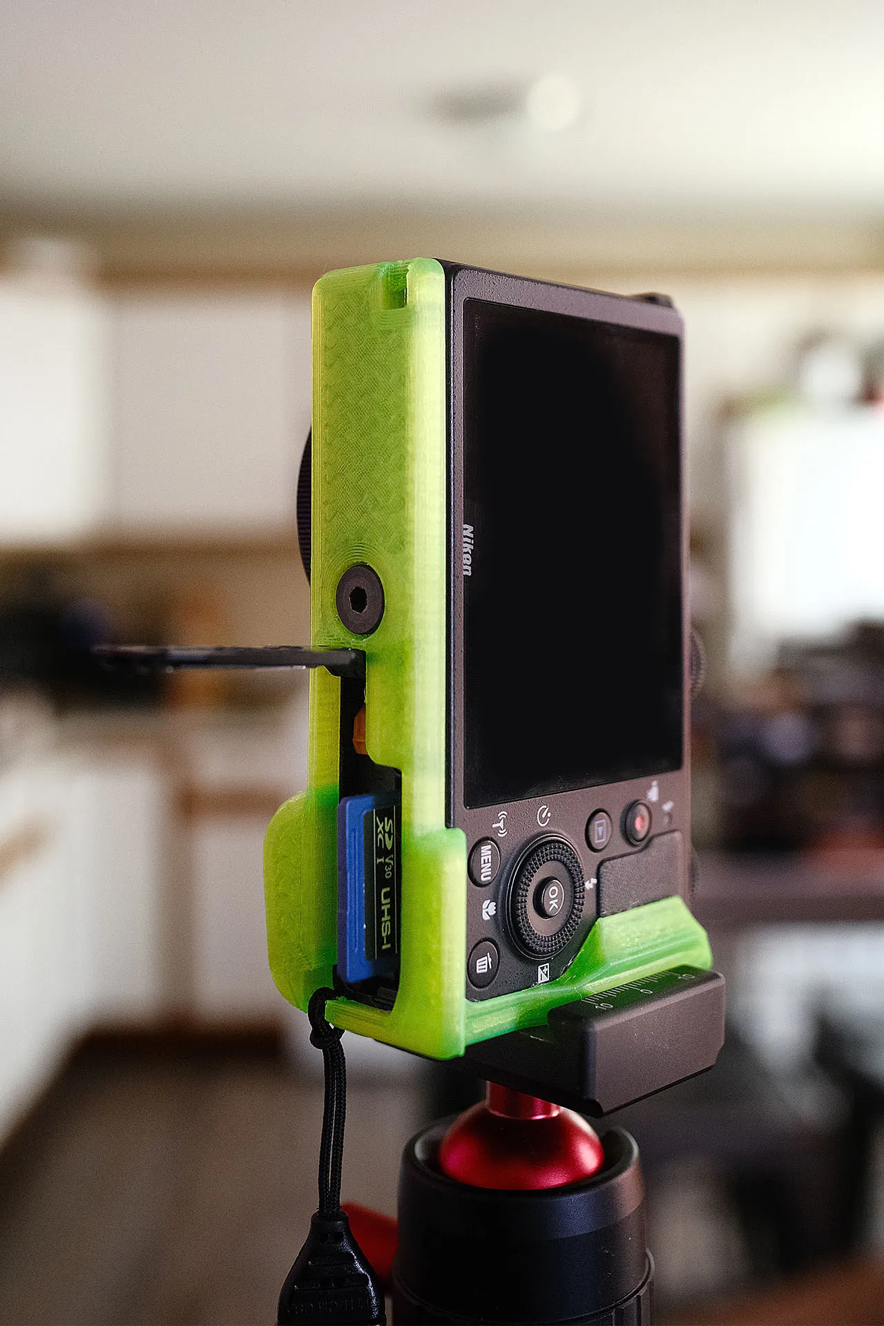 Cán cầm và đế chân máy Arca cho Nikon P300 series