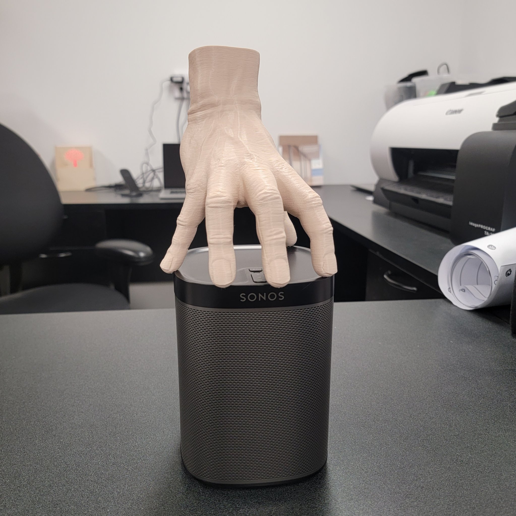 Bàn tay Thing của gia đình Addams giữ loa Sonos