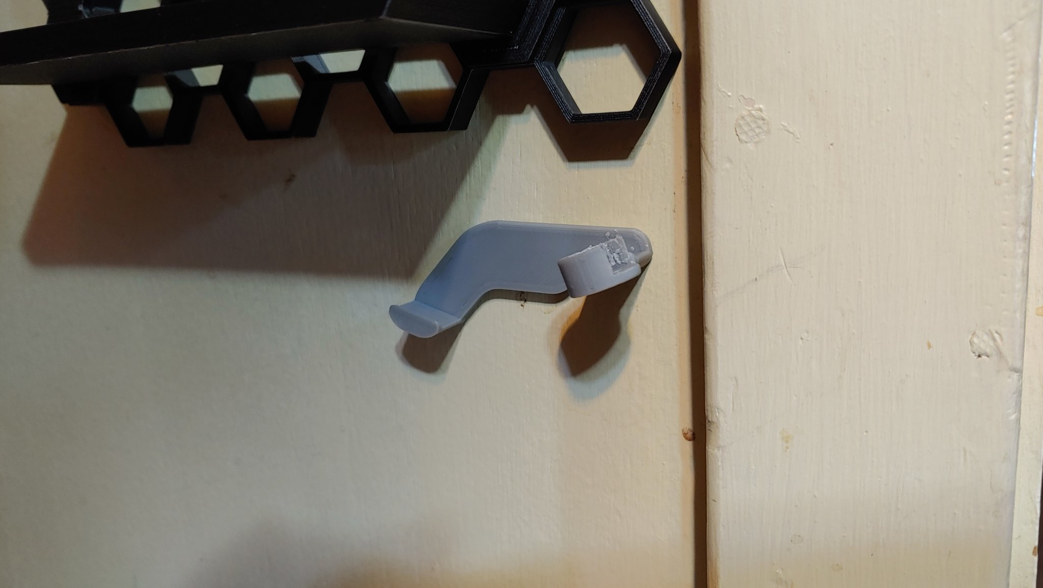 Giá đỡ gắn tường cho thước cặp và khe pin dự phòng