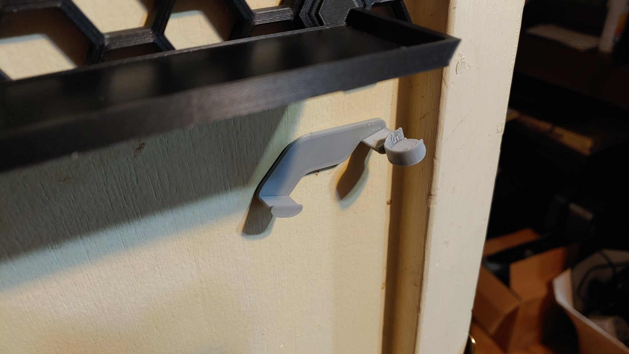 Giá đỡ gắn tường cho thước cặp và khe pin dự phòng