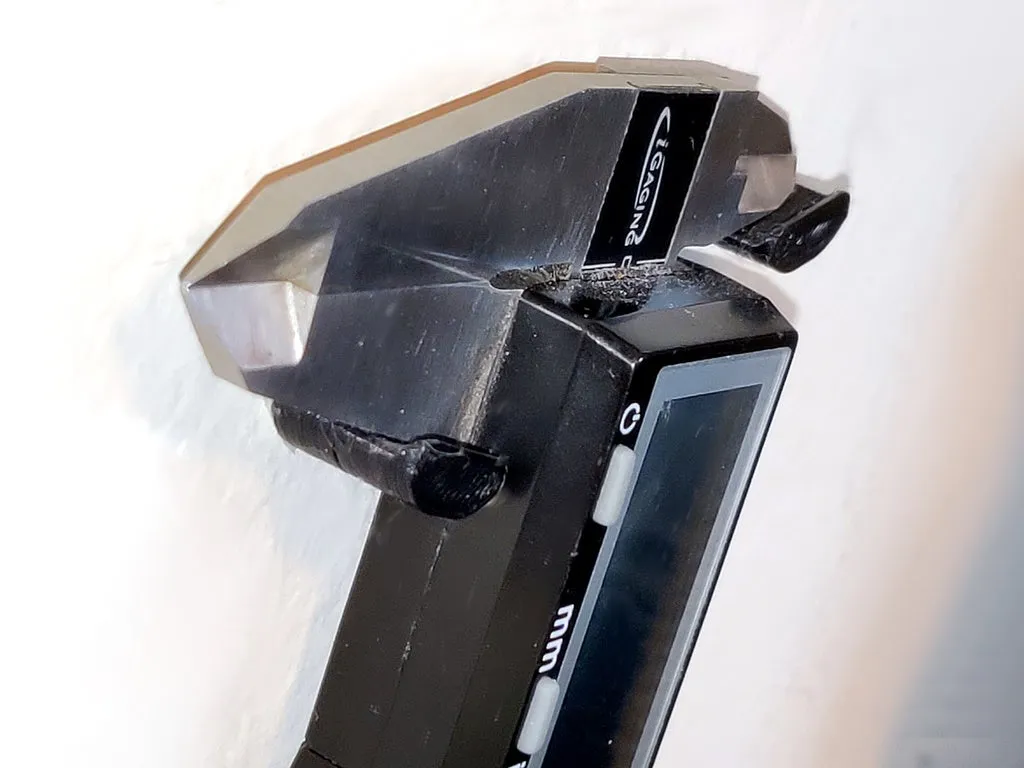 Giá đỡ gắn tường cho thước kẹp số và kim