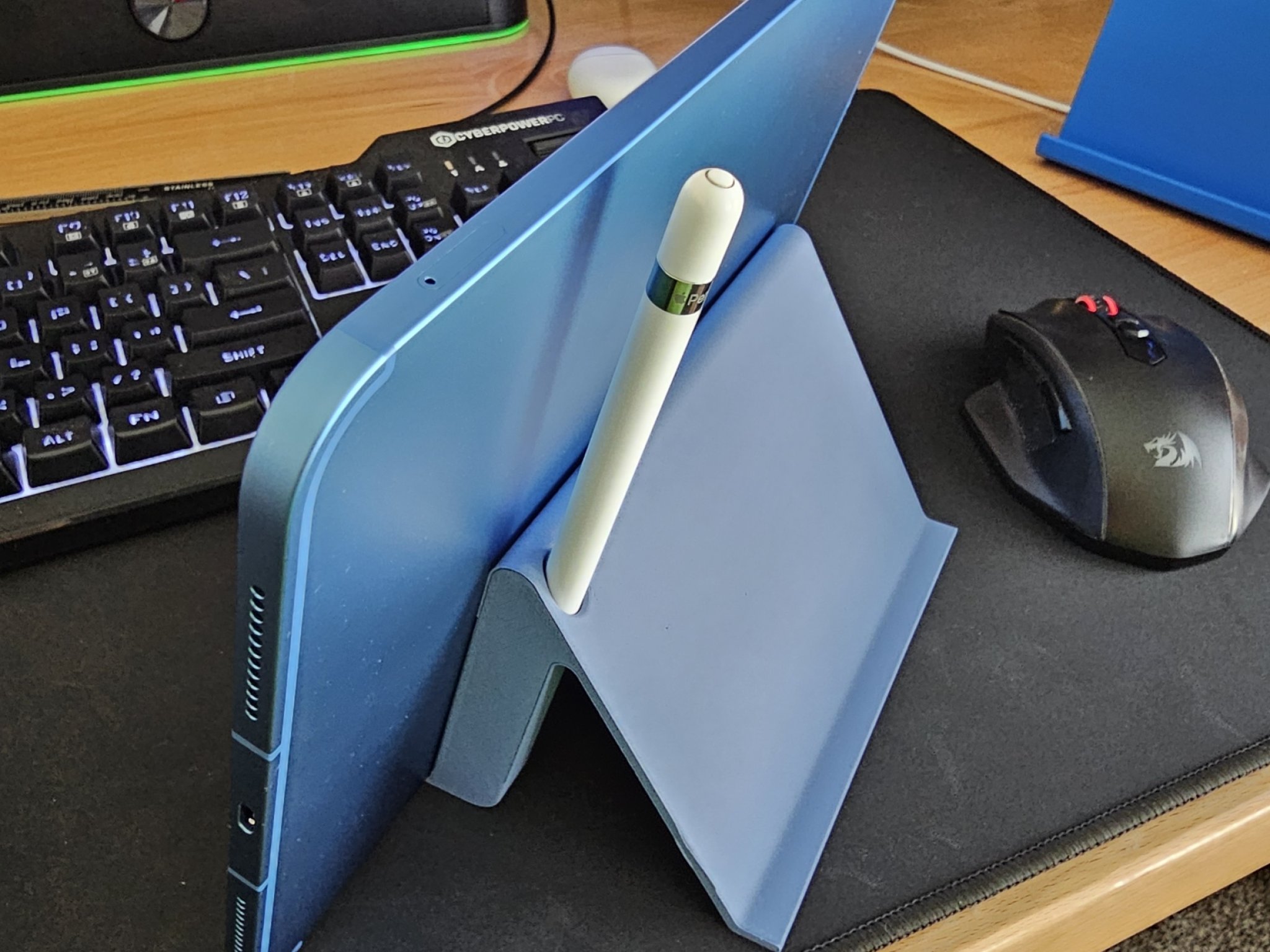 Giá đỡ iPad tích hợp ngăn chứa bút chì