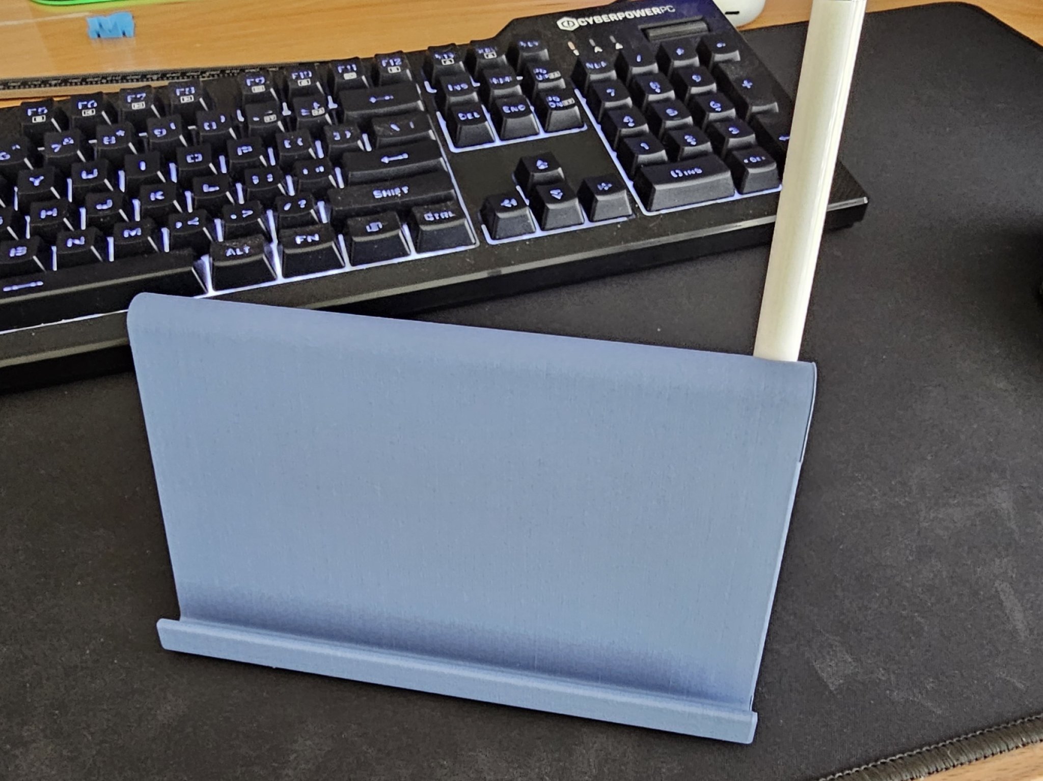 Giá đỡ iPad tích hợp ngăn chứa bút chì