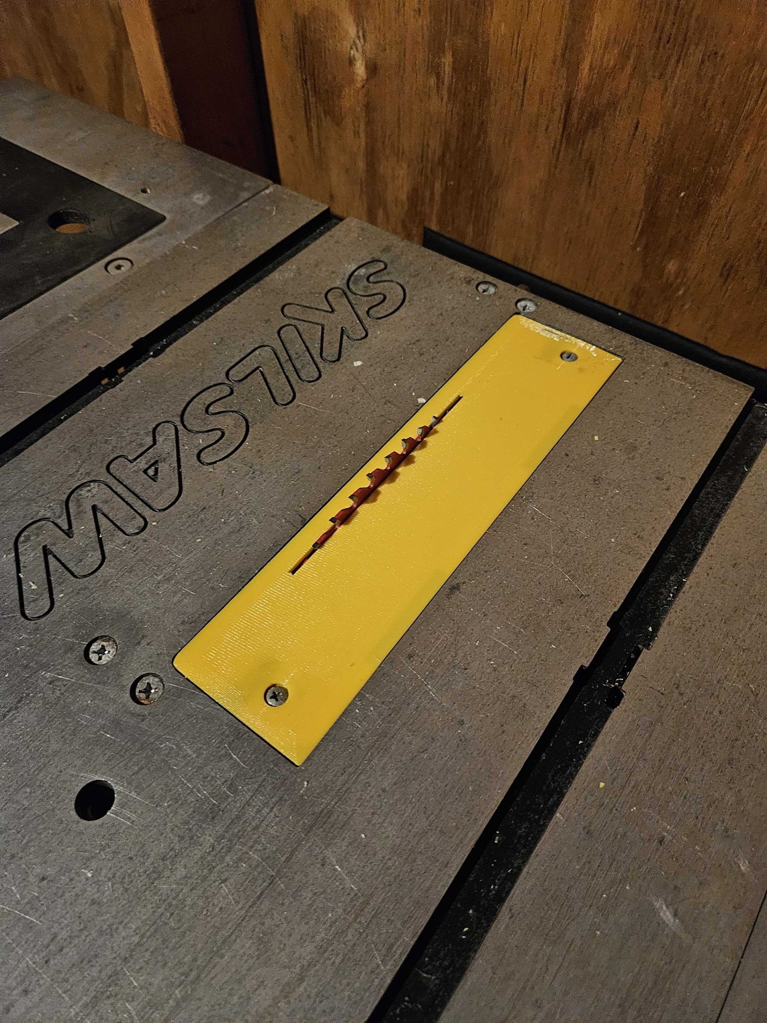 Bảng cắt SkilSaw với khe hở không có độ chính xác cao