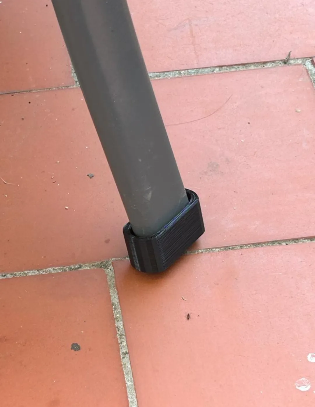 Giá đỡ bàn với chân và bọc bảo vệ từ Tinkercad