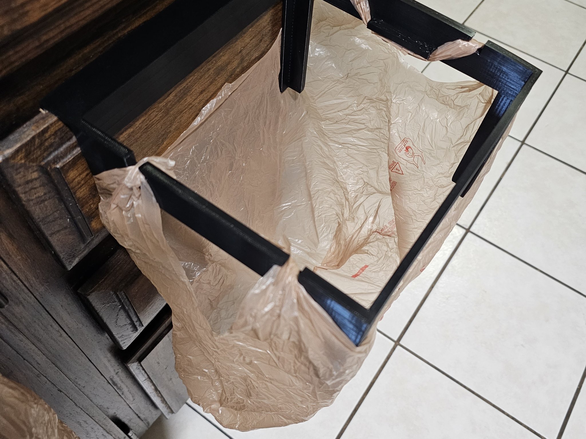 Giá đỡ túi rác V2 sử dụng túi mua sắm