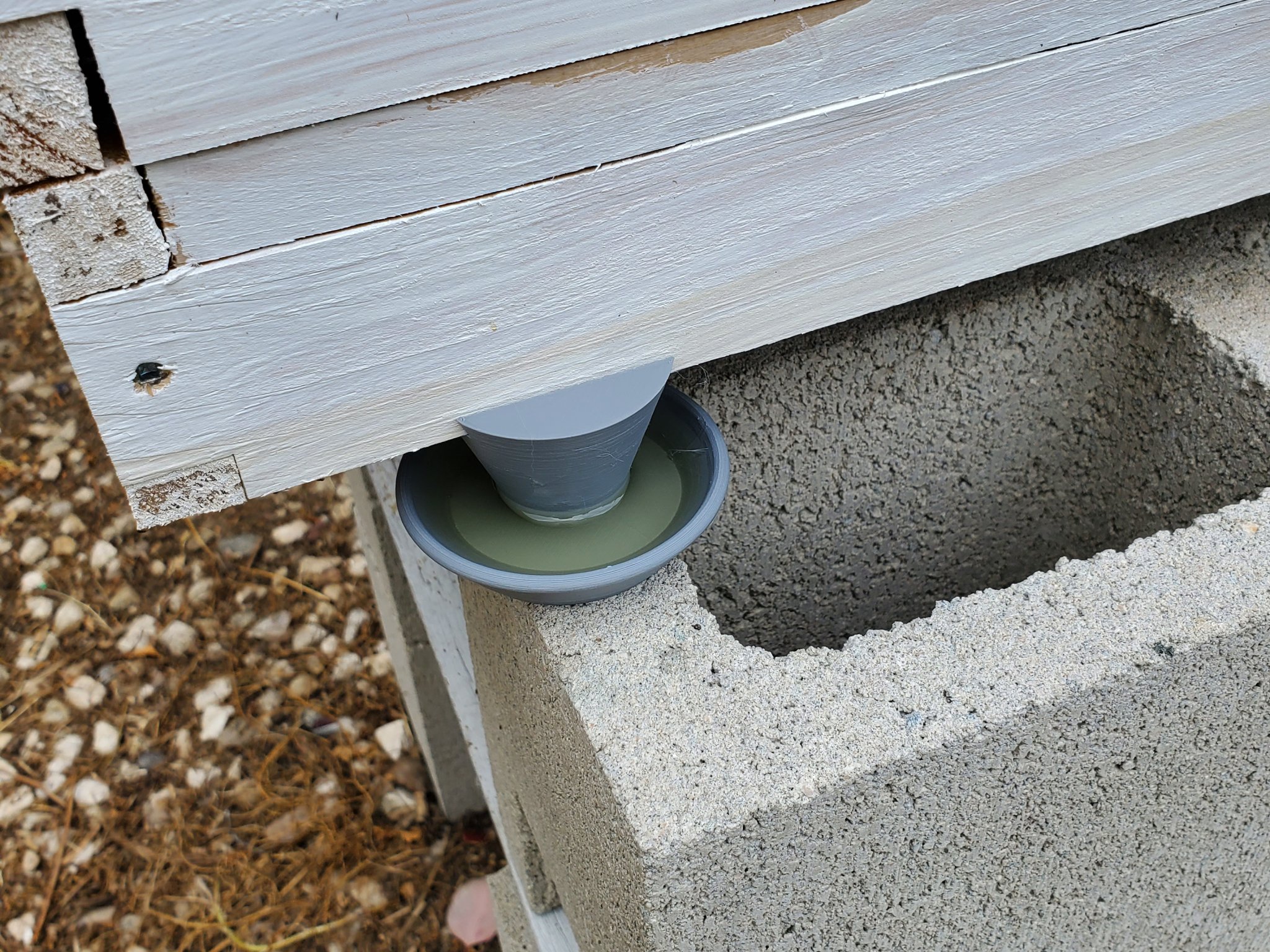 Bẫy kiến cho tổ ong Langstroth với chân đế tích hợp