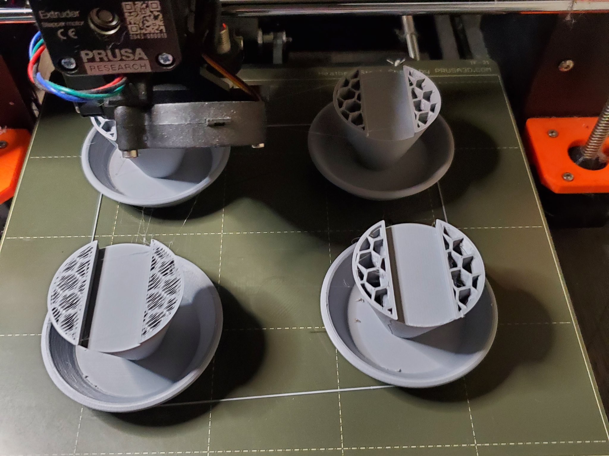 Bẫy kiến cho tổ ong Langstroth với chân đế tích hợp