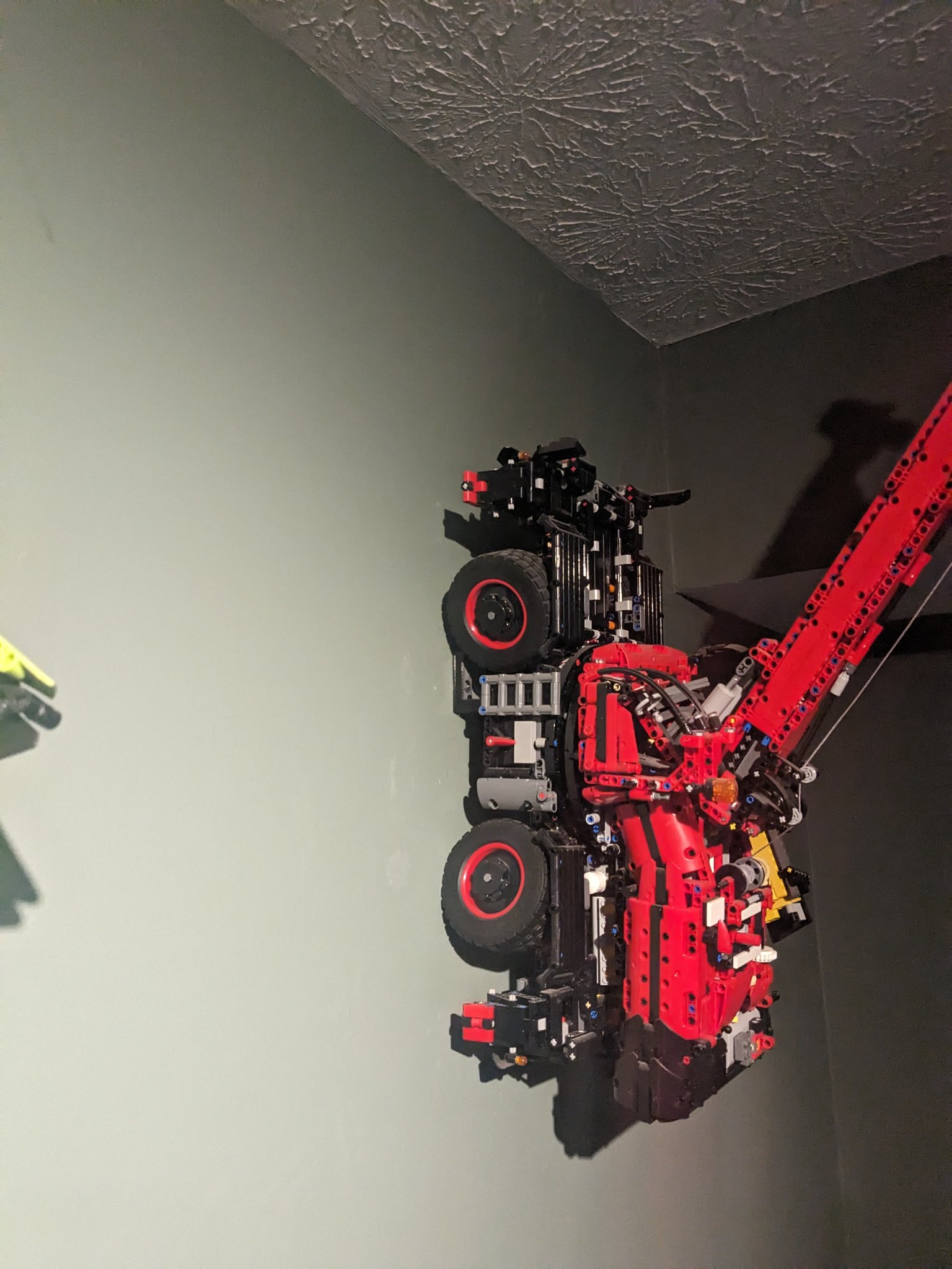 Giá treo tường cho cần cẩu địa hình Lego Technic 42082