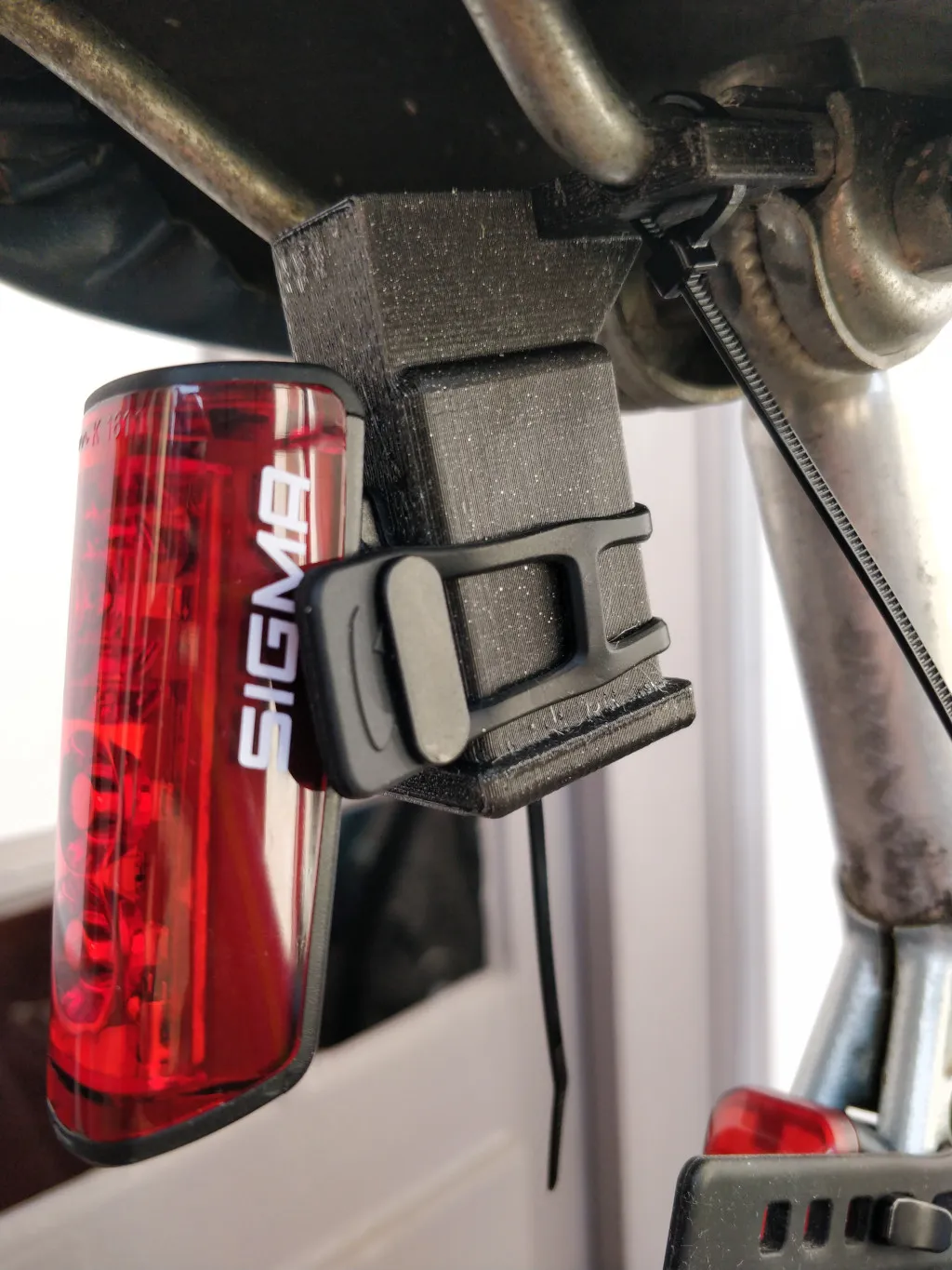 Giá đỡ đèn hậu Sigma Blaze cho xe đạp