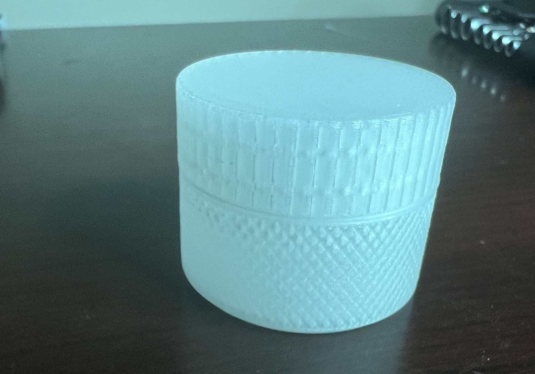 Container nhỏ có nắp ren để lưu trữ vật nhỏ