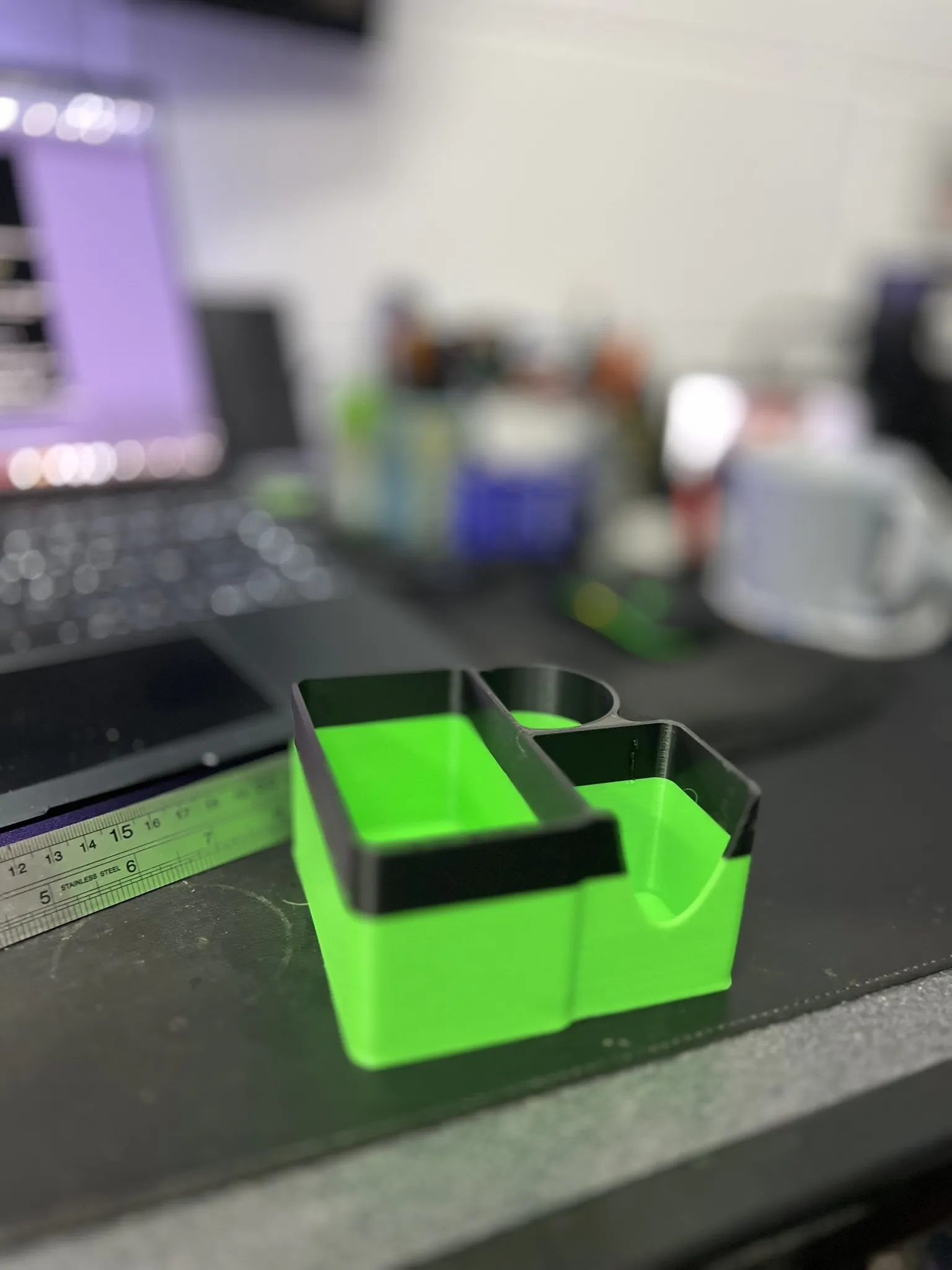 Giá đỡ bút đơn giản cho không gian làm việc gọn gàng