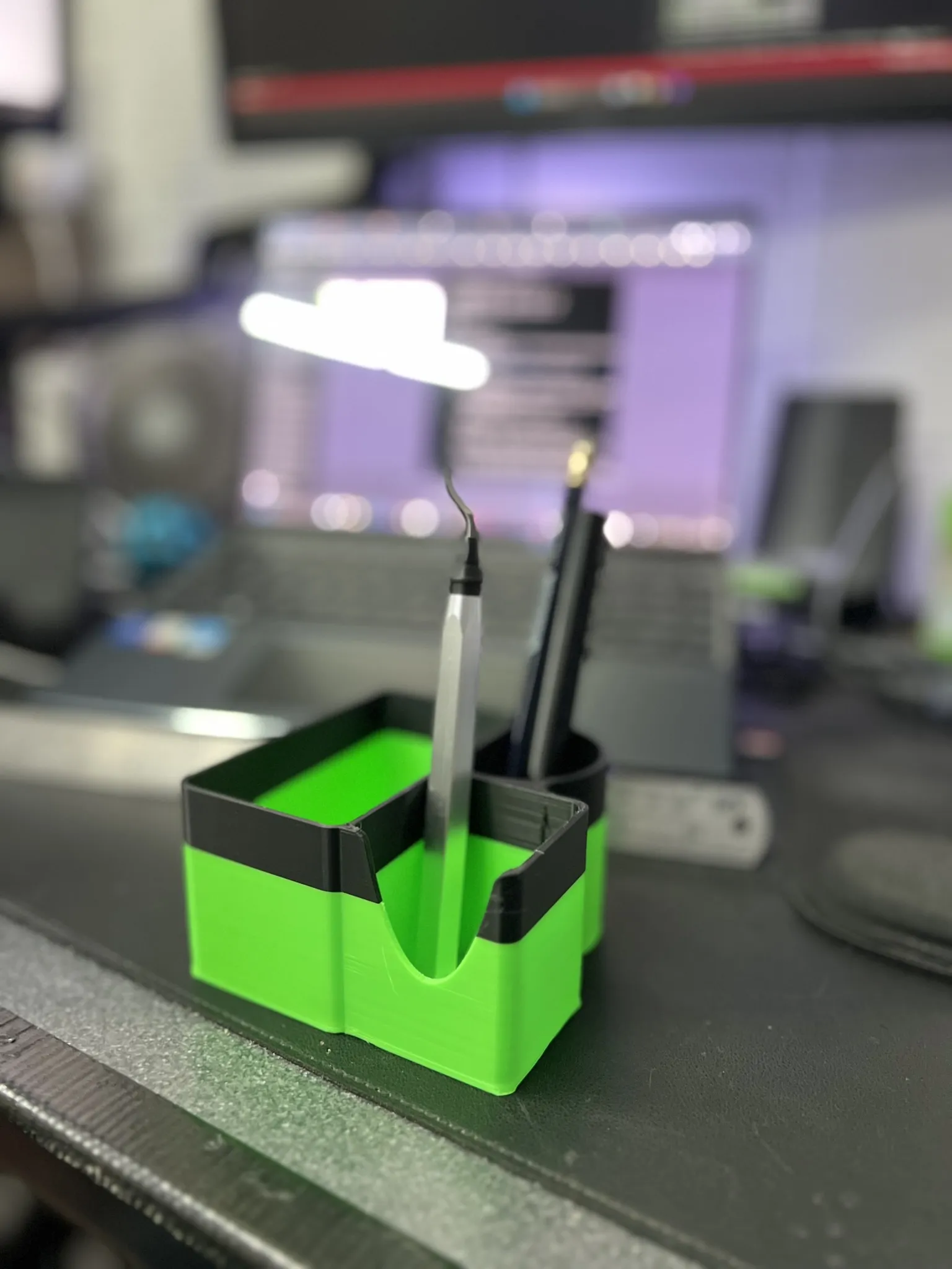 Giá đỡ bút đơn giản cho không gian làm việc gọn gàng