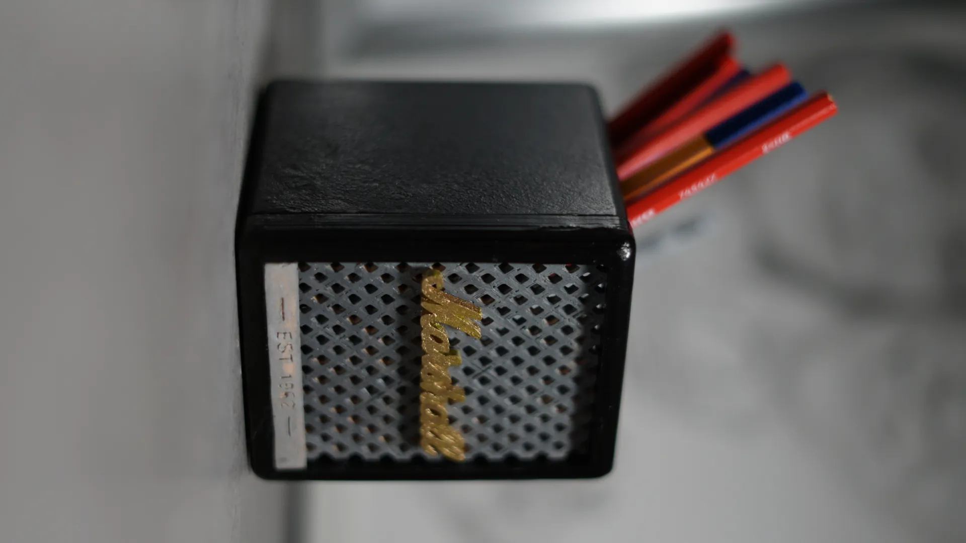 Giá đỡ bút Marshall thiết kế lấy cảm hứng từ loa Marshall