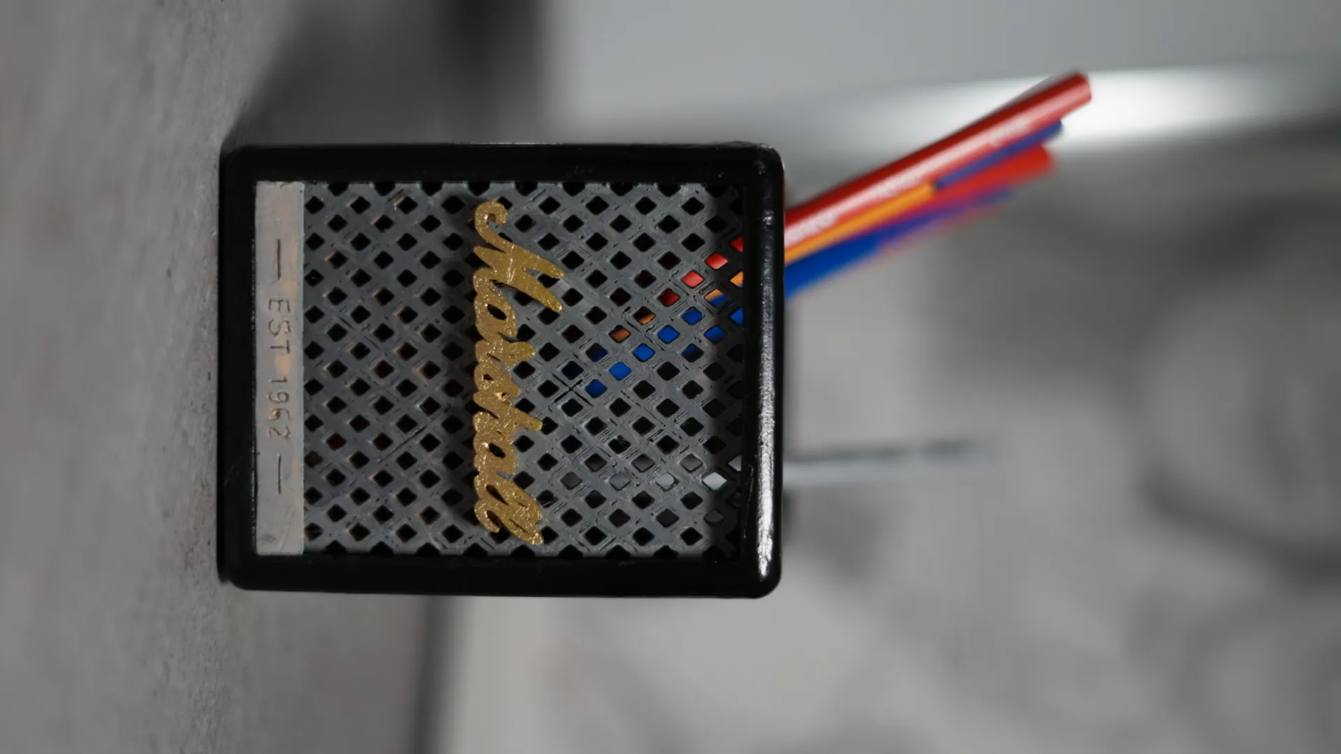 Giá đỡ bút Marshall thiết kế lấy cảm hứng từ loa Marshall