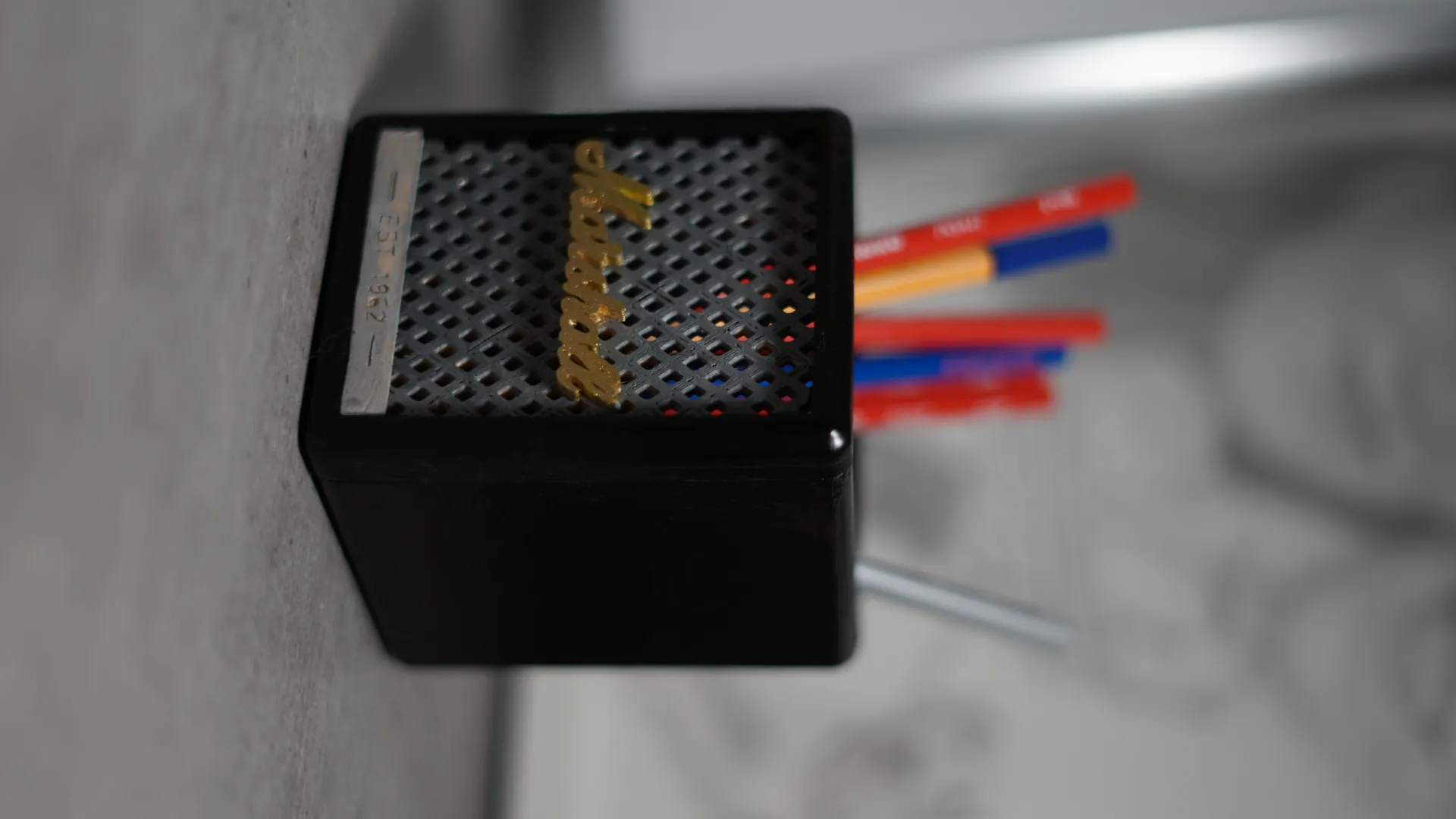 Giá đỡ bút Marshall thiết kế lấy cảm hứng từ loa Marshall