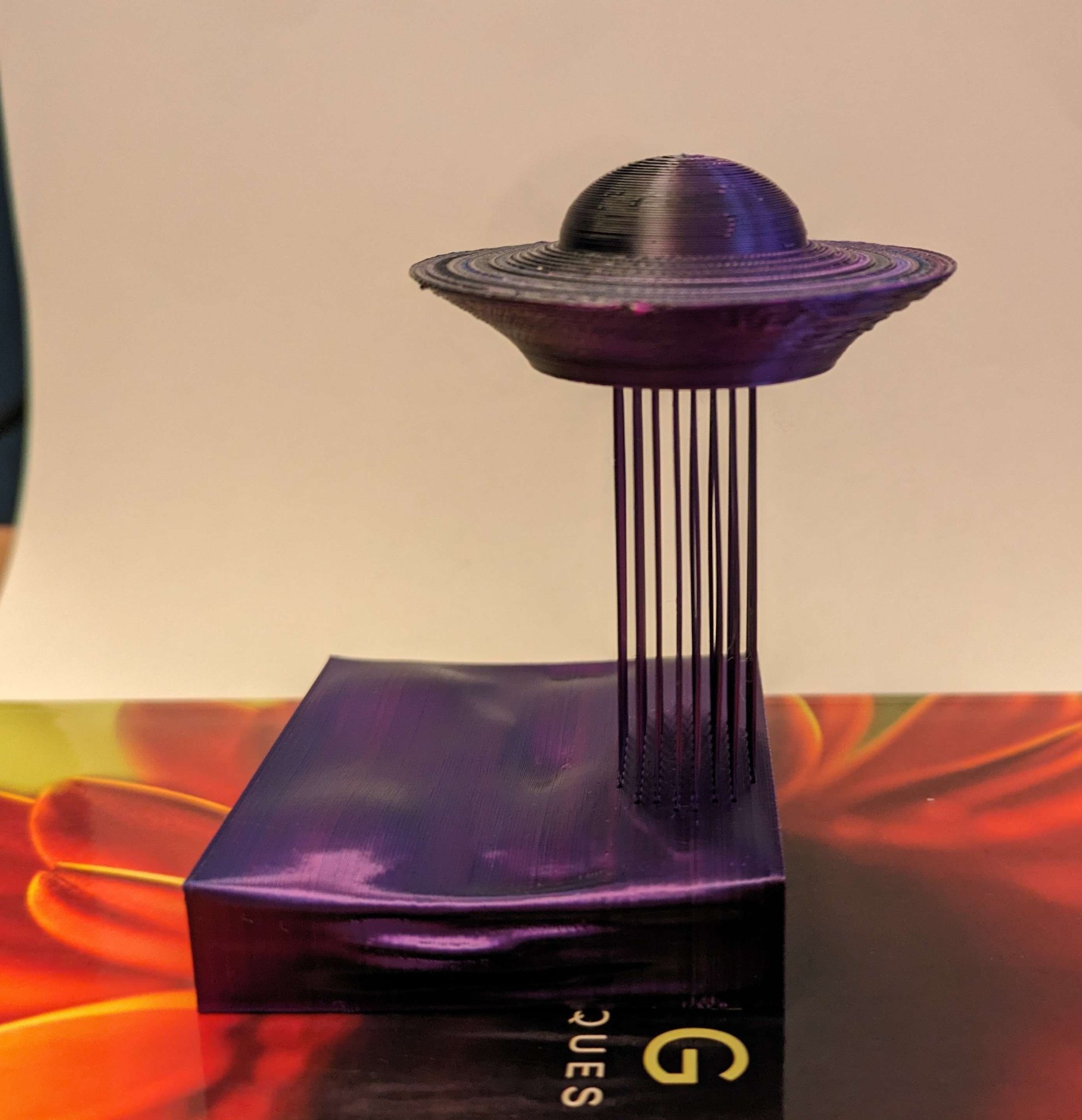 Đĩa bay UFO lơ lửng với dây treo