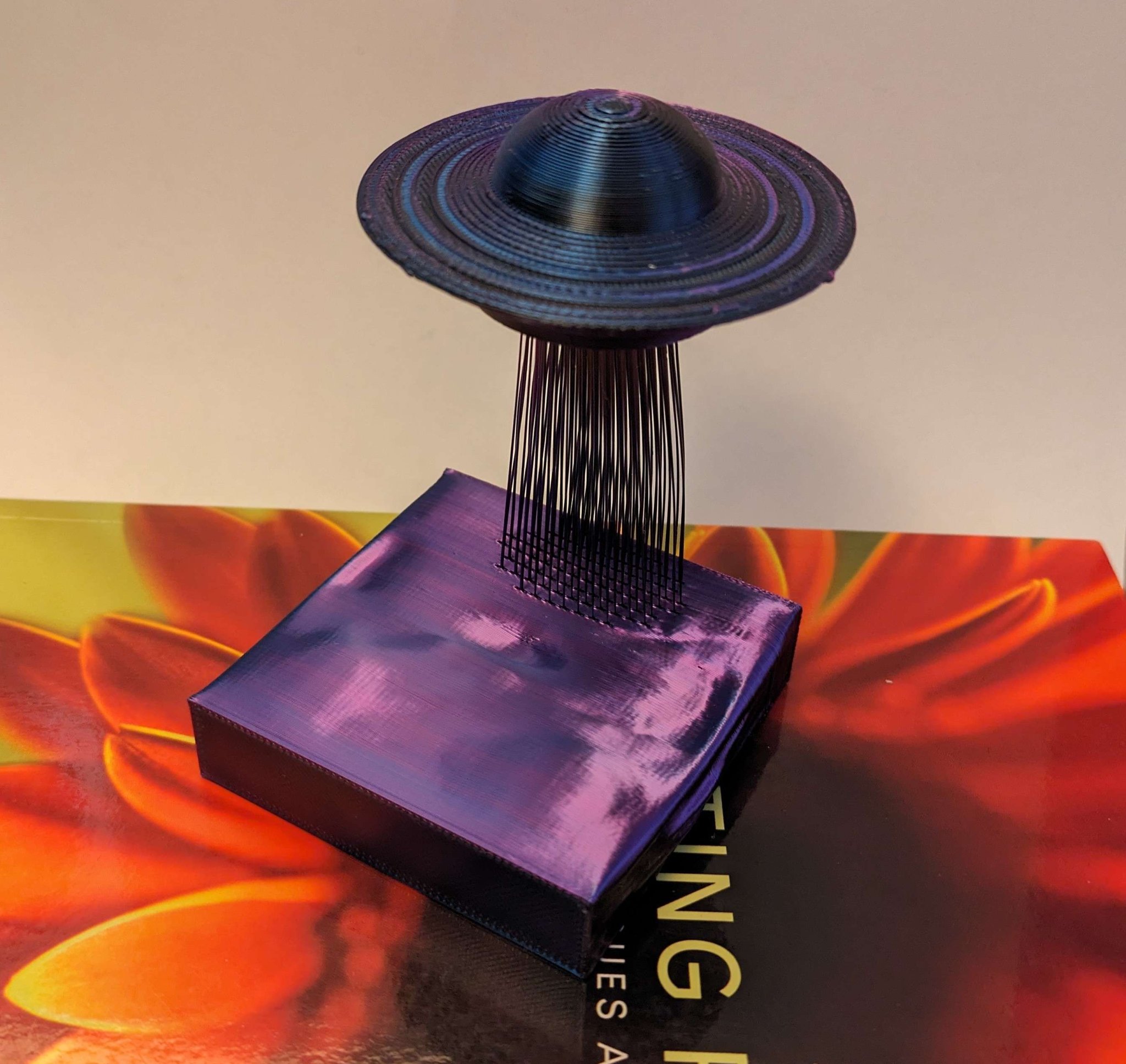 Đĩa bay UFO lơ lửng với dây treo