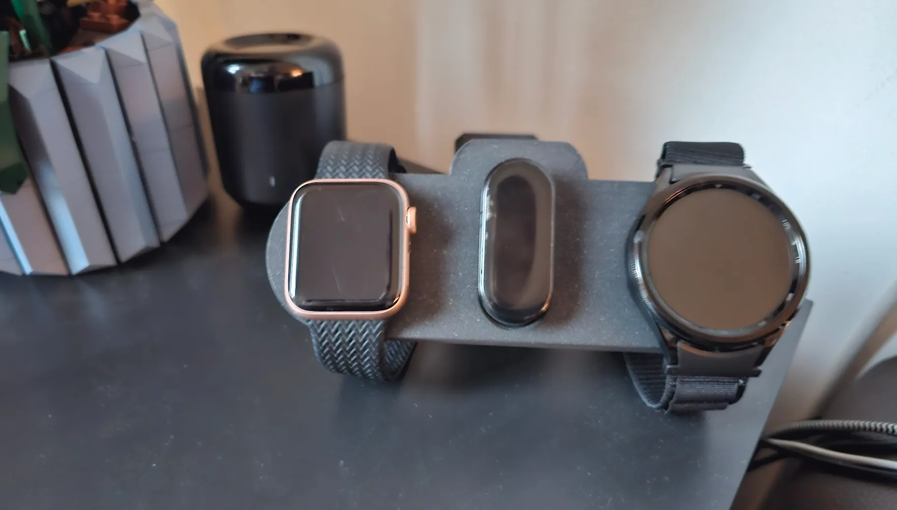 Giá đỡ sạc đa năng cho Apple Watch, Galaxy Watch và Xiaomi Mi Band
