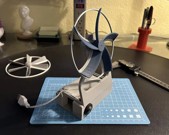 Quạt để bàn cải tiến sử dụng pin cho văn phòng