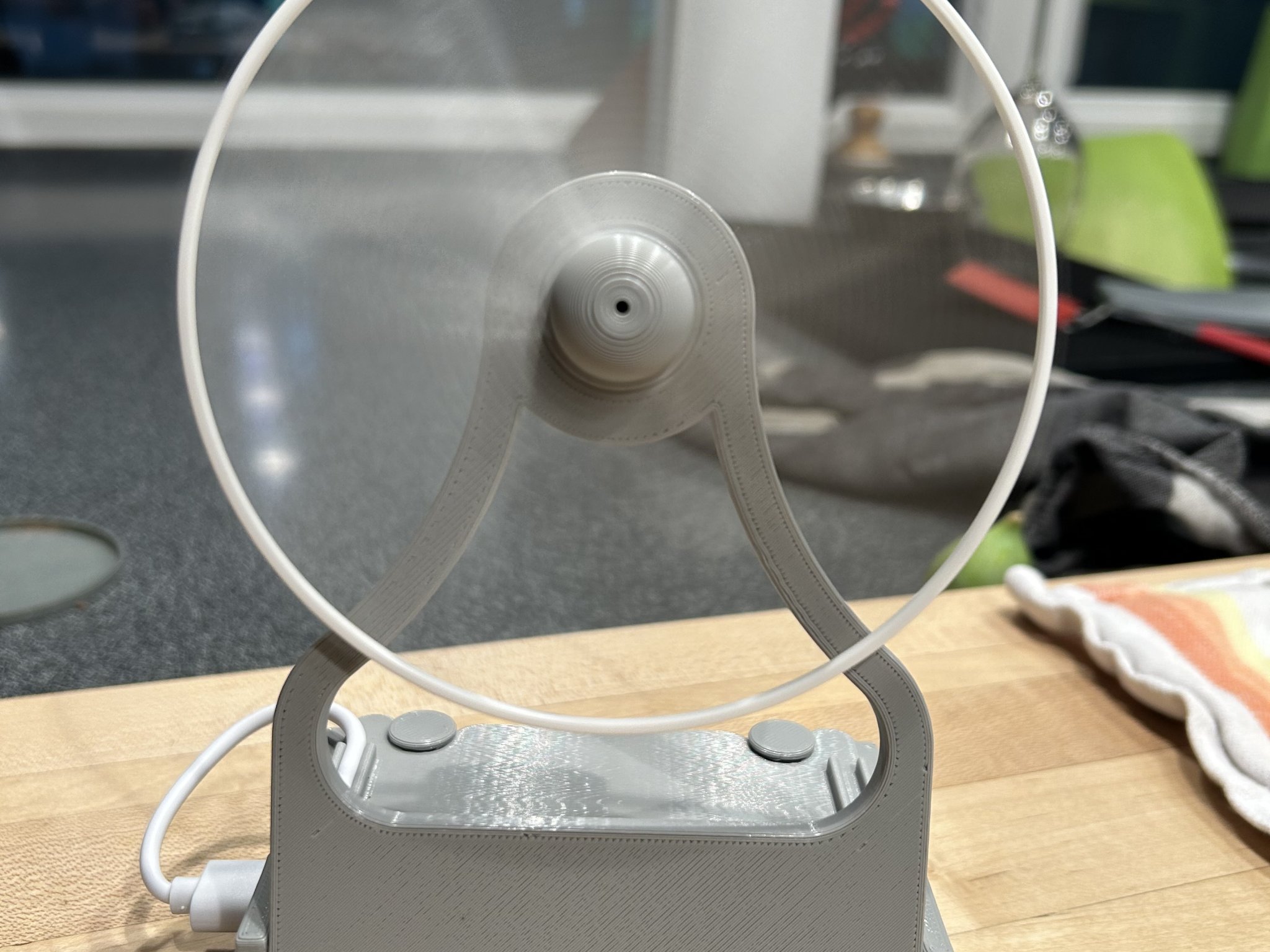 Quạt để bàn cải tiến sử dụng pin cho văn phòng