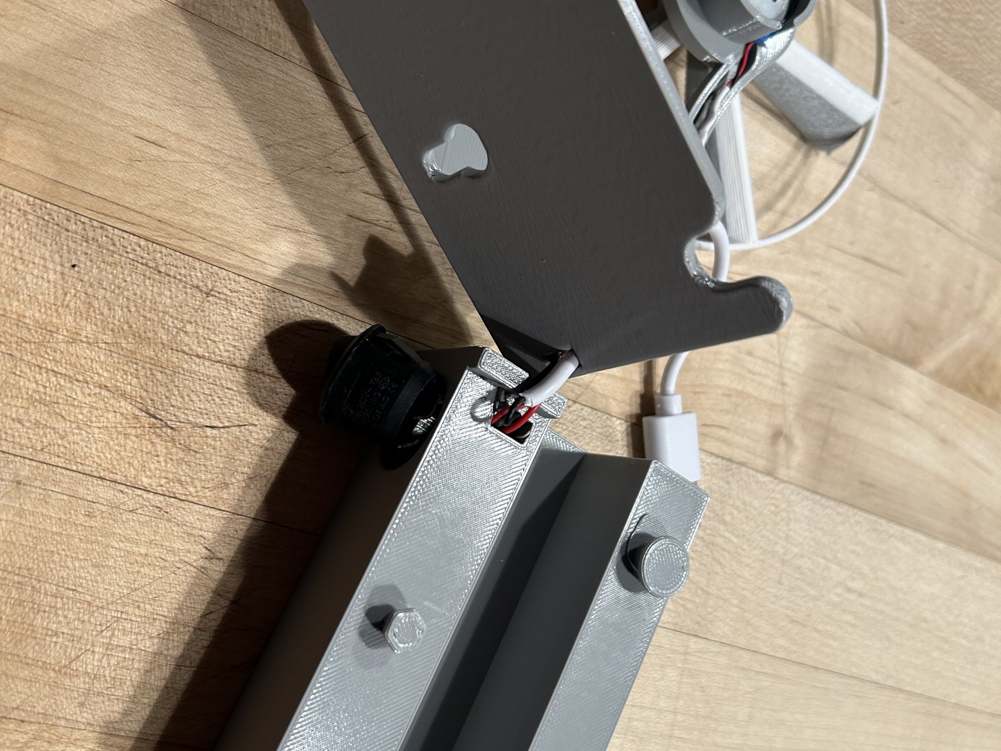 Quạt để bàn cải tiến sử dụng pin cho văn phòng