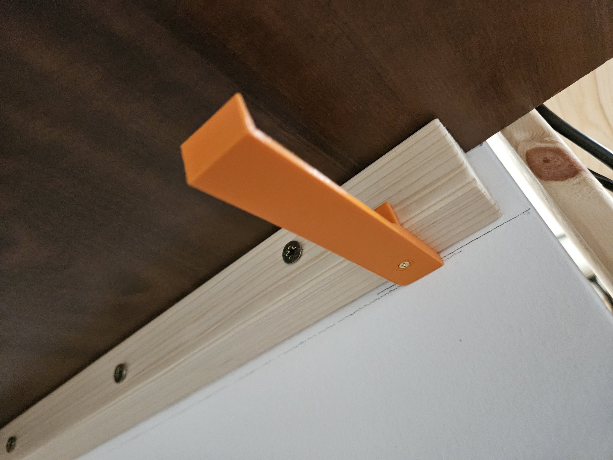 Hệ thống dẫn dây dưới bàn M3