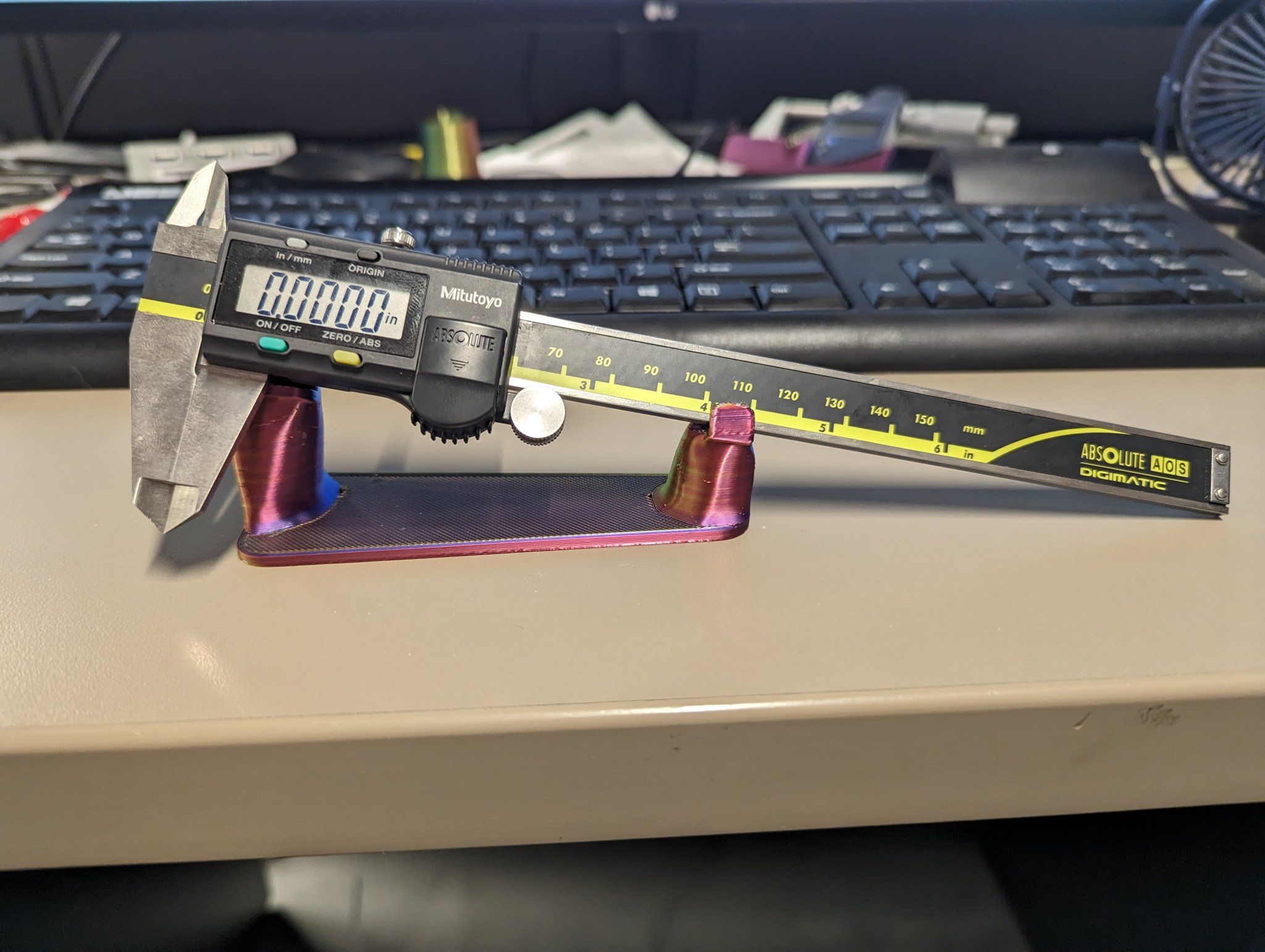 Giá đỡ thước kẹp kỹ thuật số thiết kế tối giản