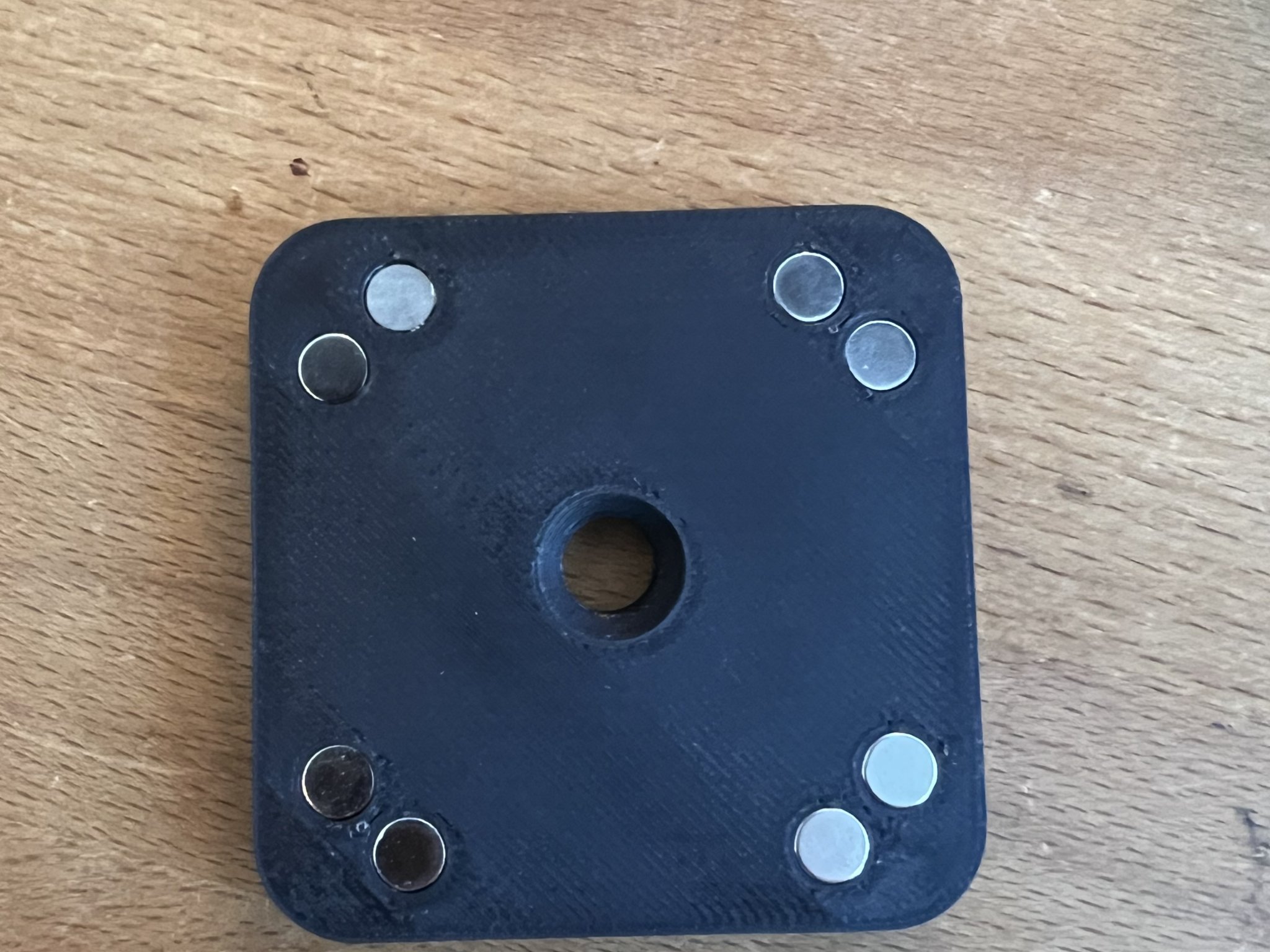 Giá đỡ tường tự chế cho phụ kiện Peak Design Mobile