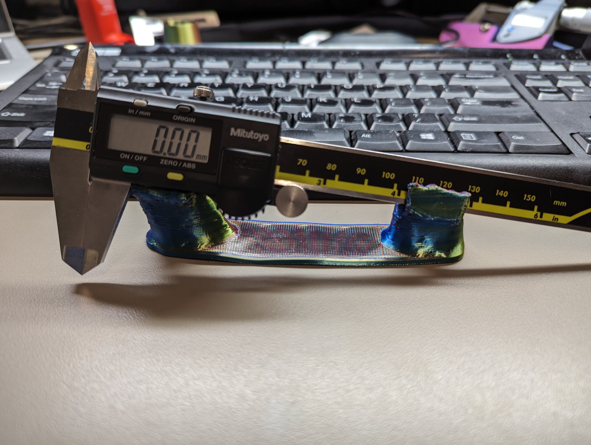 Giá đỡ thước kẹp kỹ thuật số thiết kế tối giản