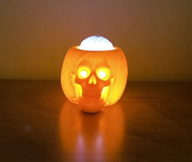 Đầu lâu bí ngô với bộ não lắc lư