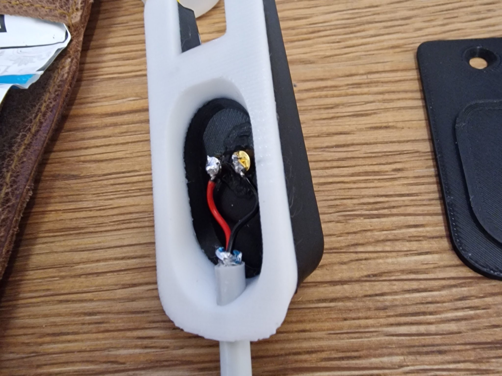 Giá đỡ sạc từ tính treo tường cho chuột Razer