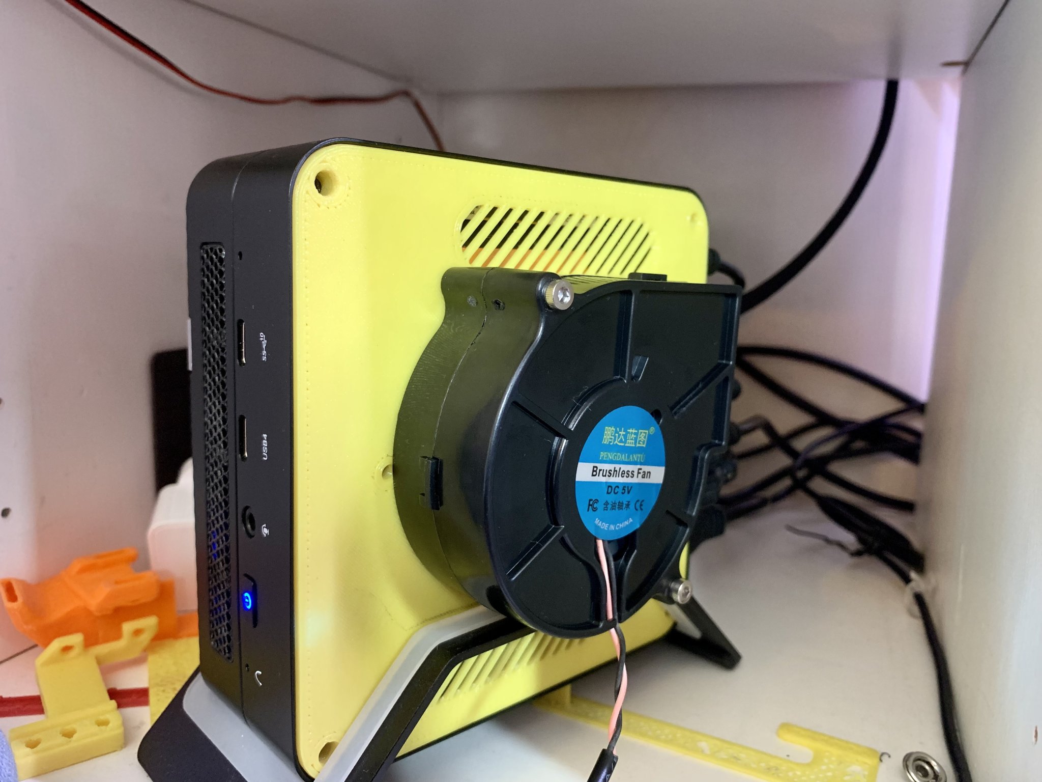 Vỏ case Minisforum UM690 với quạt và lỗ thông gió