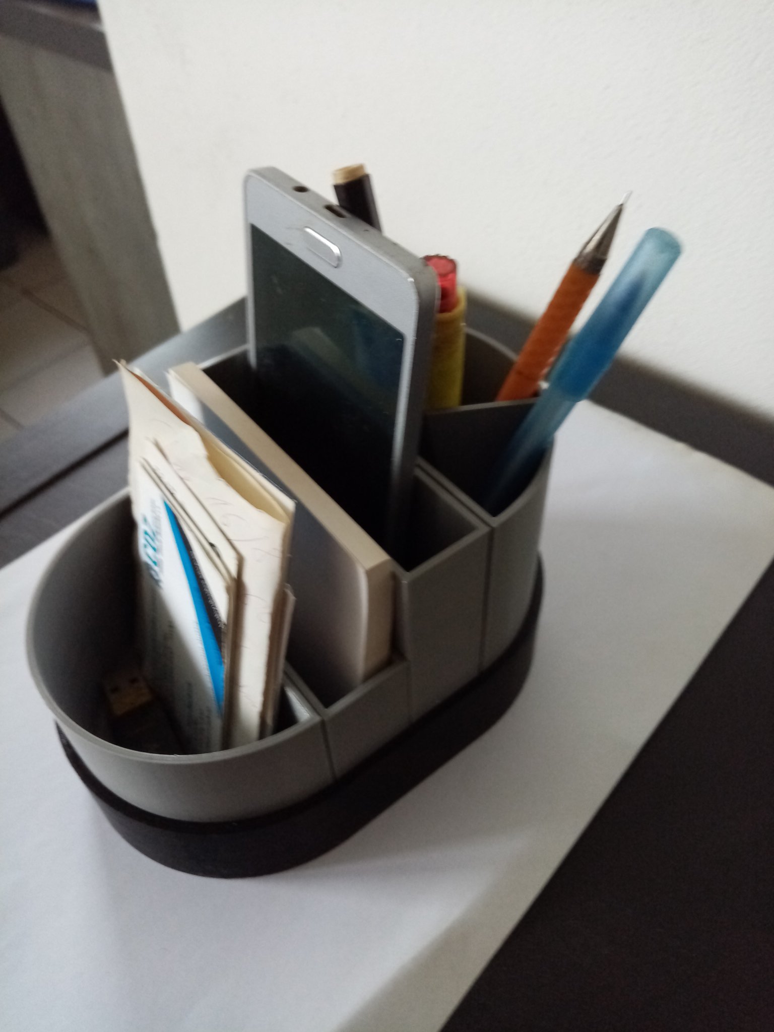 Giá đỡ bút và thẻ giấy có thể in dễ dàng