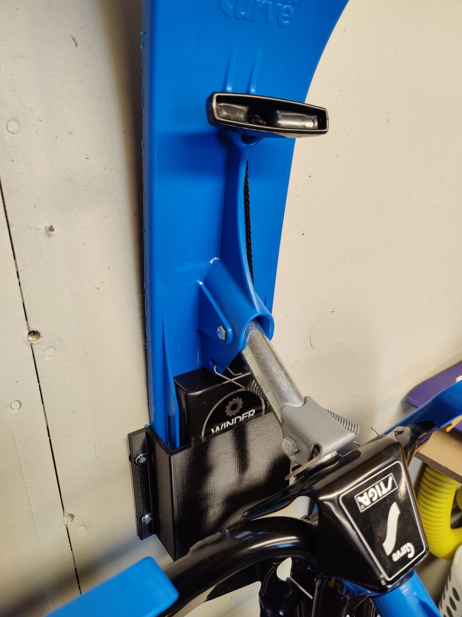 Giá treo tường cho xe trượt tuyết Stiga Snowracer